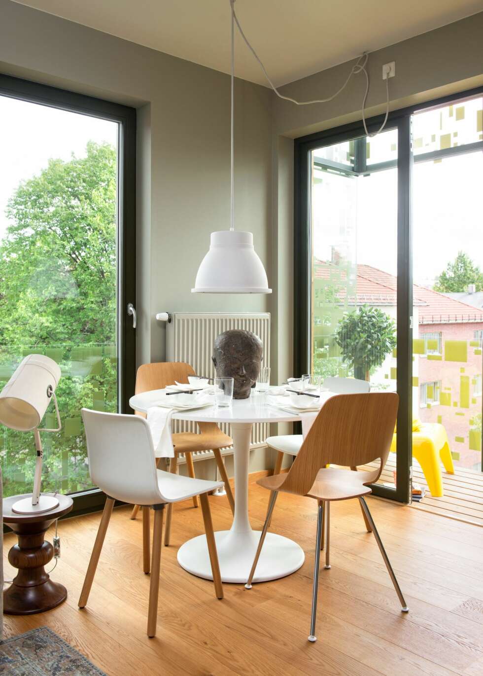 Godt grep. Leilighetene har store glassflater som trekker omgivelsene inn, i dette tilfellet dreier det seg om store trekroner og nabobygårder. Her er spisestuekroken innredet med stoler fra Vitra, bord fra Knoll, og en pendel fra Muuto. Godt grep. Leilighetene har store glassflater som trekker omgivelsene inn, i dette tilfellet dreier det seg om store trekroner og nabobygårder. Her er spisestuekroken innredet med stoler fra Vitra, bord fra Knoll, og en pendel fra Muuto.
