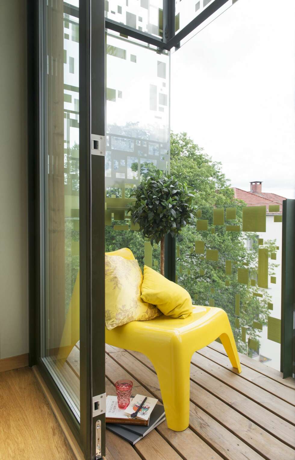 Alle leilighetene har balkong. Skillevegger og rekkverk er i glass, og forhindrer ikke innsyn, men så hindrer det ikke lyset fra å slippe inn heller. Plaststolen er fra Ikea. Alle leilighetene har balkong. Skillevegger og rekkverk er i glass, og forhindrer ikke innsyn, men så hindrer det ikke lyset fra å slippe inn heller. Plaststolen er fra Ikea.