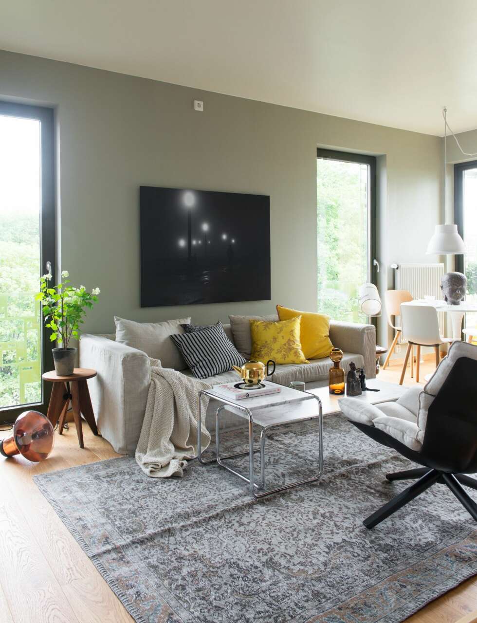 Klare føringer. De vertikale glassflatene setter rammene for hvordan sofaen skal stå, og hvor lang den kan være. Fotografiet på veggen ved Espen Grønli. Klare føringer. De vertikale glassflatene setter rammene for hvordan sofaen skal stå, og hvor lang den kan være. Fotografiet på veggen ved Espen Grønli.