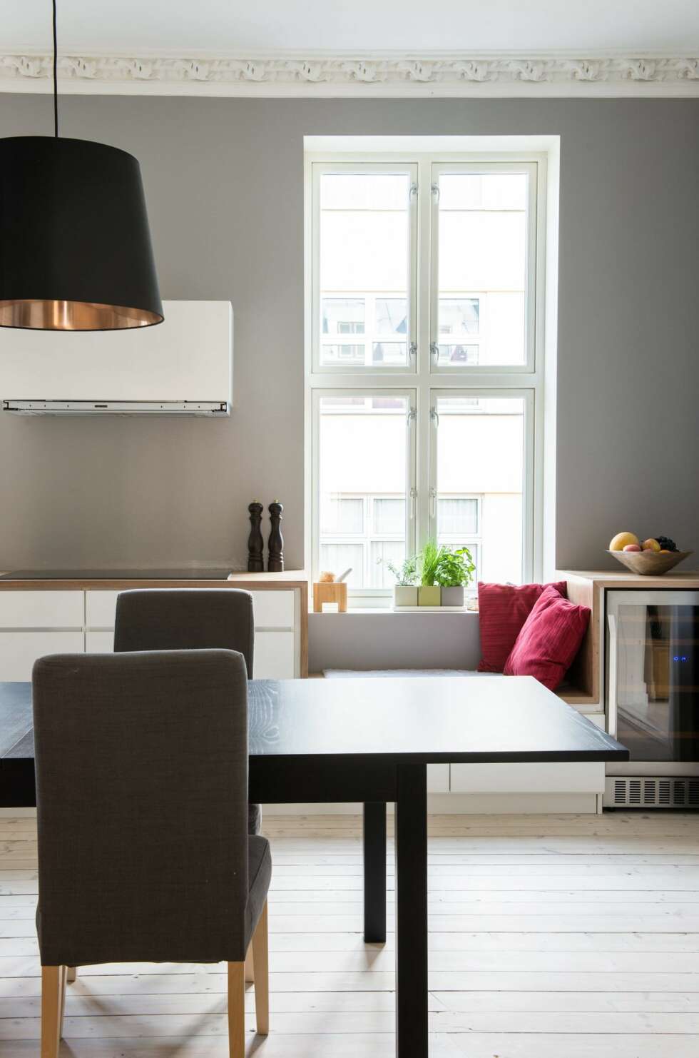 BENK UNDER VINDUET: Plassen ved vinduet er ikke boligens mest komfortable, men her er utsynet best. Benkeplaten er senket ved
vinduet for ikke å blokkere lysinfallet og for å etablere enn sitteplass med utsikt. BENK UNDER VINDUET: Plassen ved vinduet er ikke boligens mest komfortable, men her er utsynet best. Benkeplaten er senket ved
vinduet for ikke å blokkere lysinfallet og for å etablere enn sitteplass med utsikt.