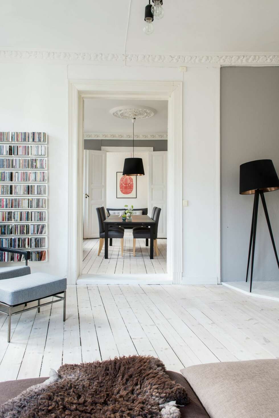STUE PÅ STUE: Det franske begrepet enfilade referer til en rekke av rom med dører plassert langs en akse, slik at man uhindret kan se gjennom alle. Her ser vi fra hjørnestuen, gjennom kjøkkenet og inn i peisestuen.
Lenestolen Seventy er fra
Jonas Ihreborn, lampen over kjøkkenbordet
er fra Ikea. STUE PÅ STUE: Det franske begrepet enfilade referer til en rekke av rom med dører plassert langs en akse, slik at man uhindret kan se gjennom alle. Her ser vi fra hjørnestuen, gjennom kjøkkenet og inn i peisestuen.
Lenestolen Seventy er fra
Jonas Ihreborn, lampen over kjøkkenbordet
er fra Ikea.