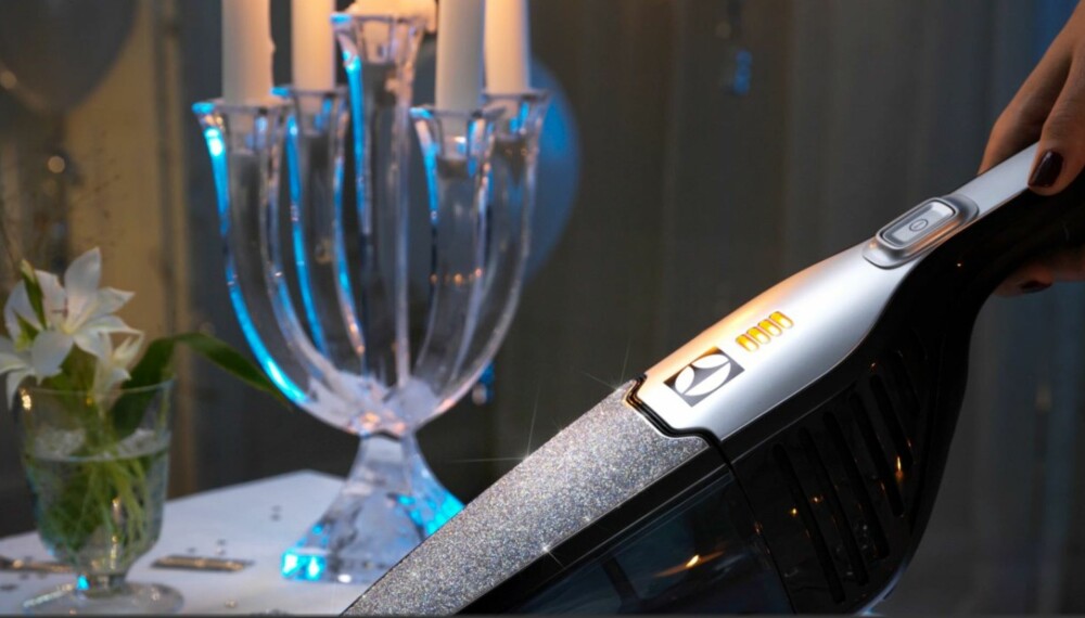 PREMIEN: Støvsugeren er både håndholdt og vanlig støvsuger i ett. Foran på den håndholdte delen er det dandert 20 000 Swarovski-krystaller, verdi ca. kr 3000. PREMIEN: Støvsugeren er både håndholdt og vanlig støvsuger i ett. Foran på den håndholdte delen er det dandert 20 000 Swarovski-krystaller, verdi ca. kr 3000.