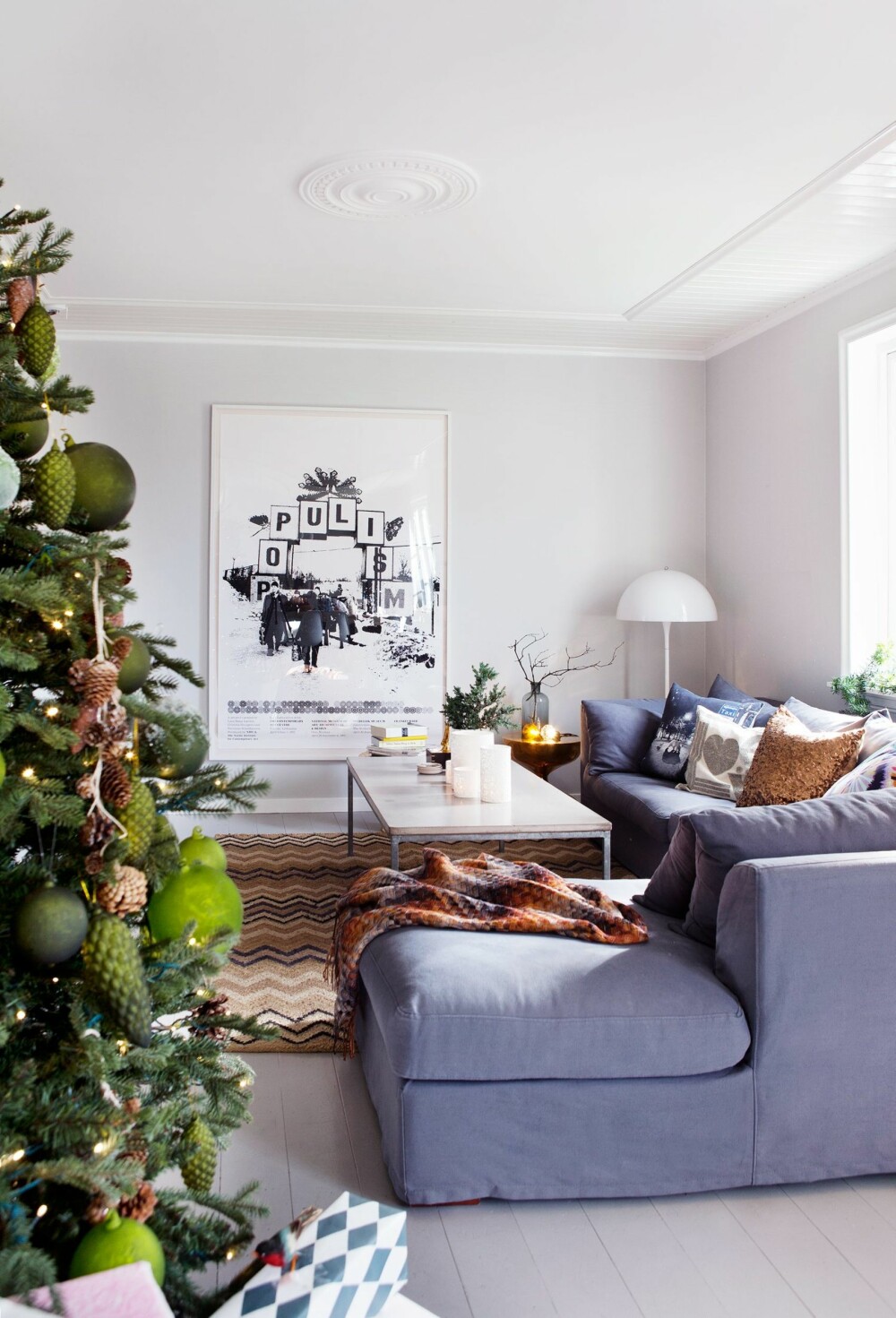 DISKRET DEKORERT: Det roper ikke jul av stuen, men stemningsskapere som lys, pledd og puter skaper den atmosfæren familien ønsker seg. Missoni teppe og pledd, samt betongbord fra Milla Boutique. Sofa fra Home & Cottage. Plakaten er fra M&M Paris. DISKRET DEKORERT: Det roper ikke jul av stuen, men stemningsskapere som lys, pledd og puter skaper den atmosfæren familien ønsker seg. Missoni teppe og pledd, samt betongbord fra Milla Boutique. Sofa fra Home & Cottage. Plakaten er fra M&M Paris.