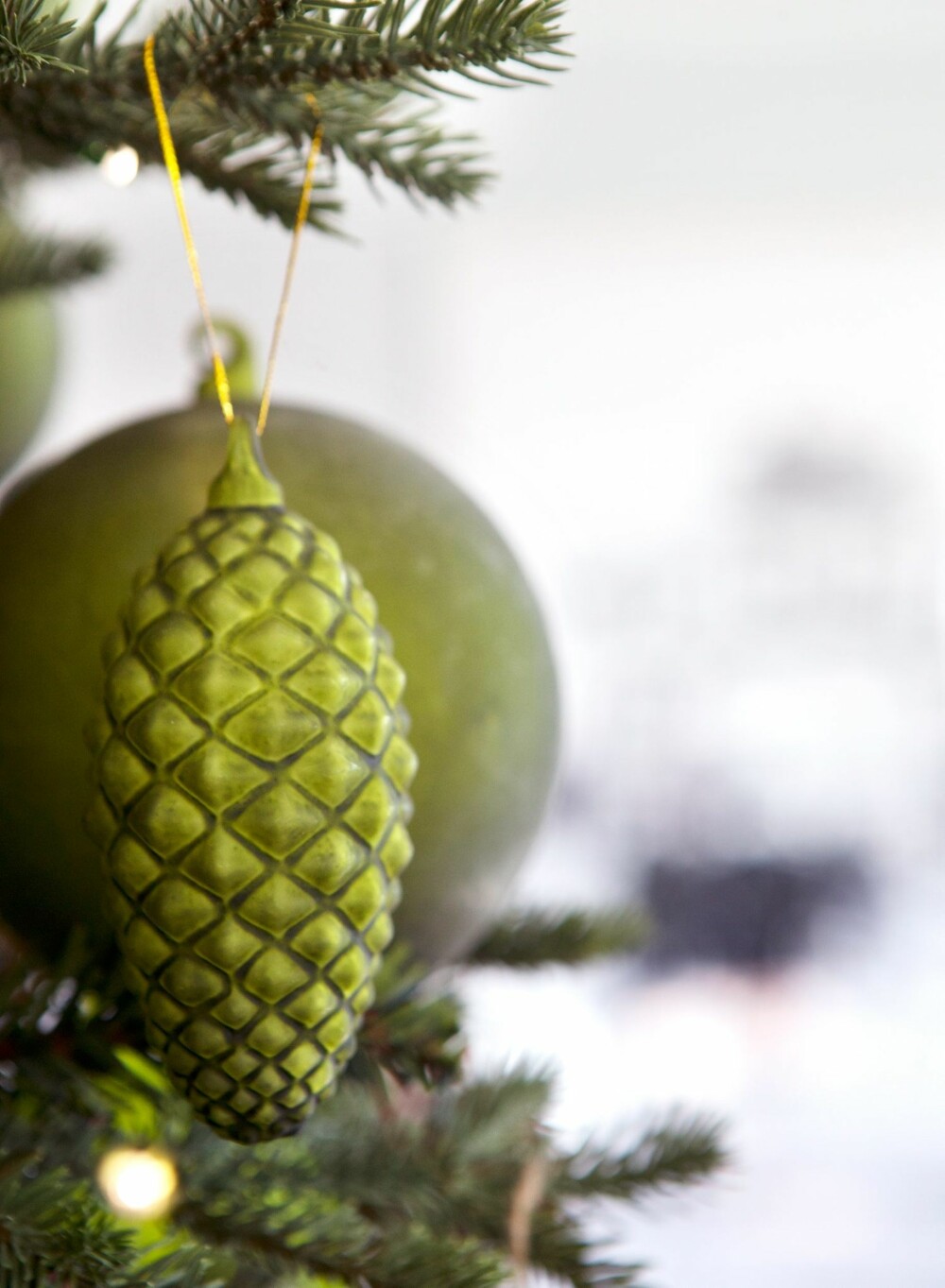 GRØNT OG GLITRENDE: Juletreet er pyntet med store og små kuler, og kongler. Noen ekte og noen kunstige. Det ekte er fra skogen, de kunstige fra Sishi. GRØNT OG GLITRENDE: Juletreet er pyntet med store og små kuler, og kongler. Noen ekte og noen kunstige. Det ekte er fra skogen, de kunstige fra Sishi.