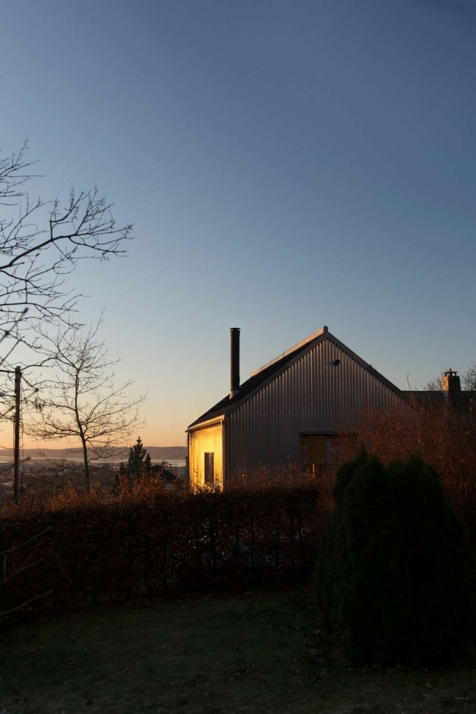 METALLISK GLØD: Strålene fra morgensolen reflekteres fra fasaden med en sjelden glans. METALLISK GLØD: Strålene fra morgensolen reflekteres fra fasaden med en sjelden glans.