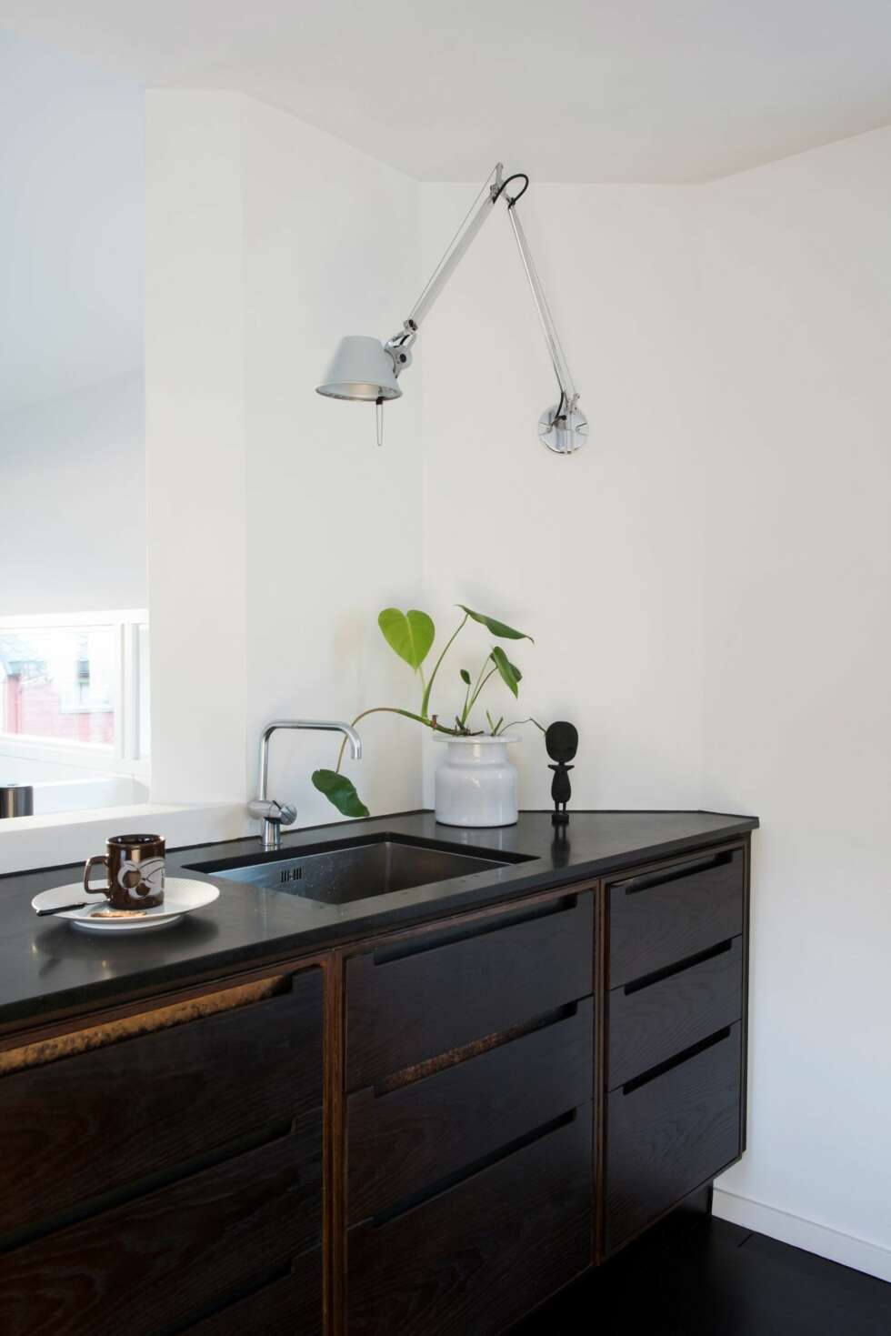 SKREDDERSØM: Innredningen er levert av den danske håndverksbedriften Koch Køkken. Denne modellen er i røyket eiketre med detaljer i syret kobber. Den veggmonterte lampen Tolomeo kommer fra Artemide. Styling: Juni Hjartholm. SKREDDERSØM: Innredningen er levert av den danske håndverksbedriften Koch Køkken. Denne modellen er i røyket eiketre med detaljer i syret kobber. Den veggmonterte lampen Tolomeo kommer fra Artemide. Styling: Juni Hjartholm.