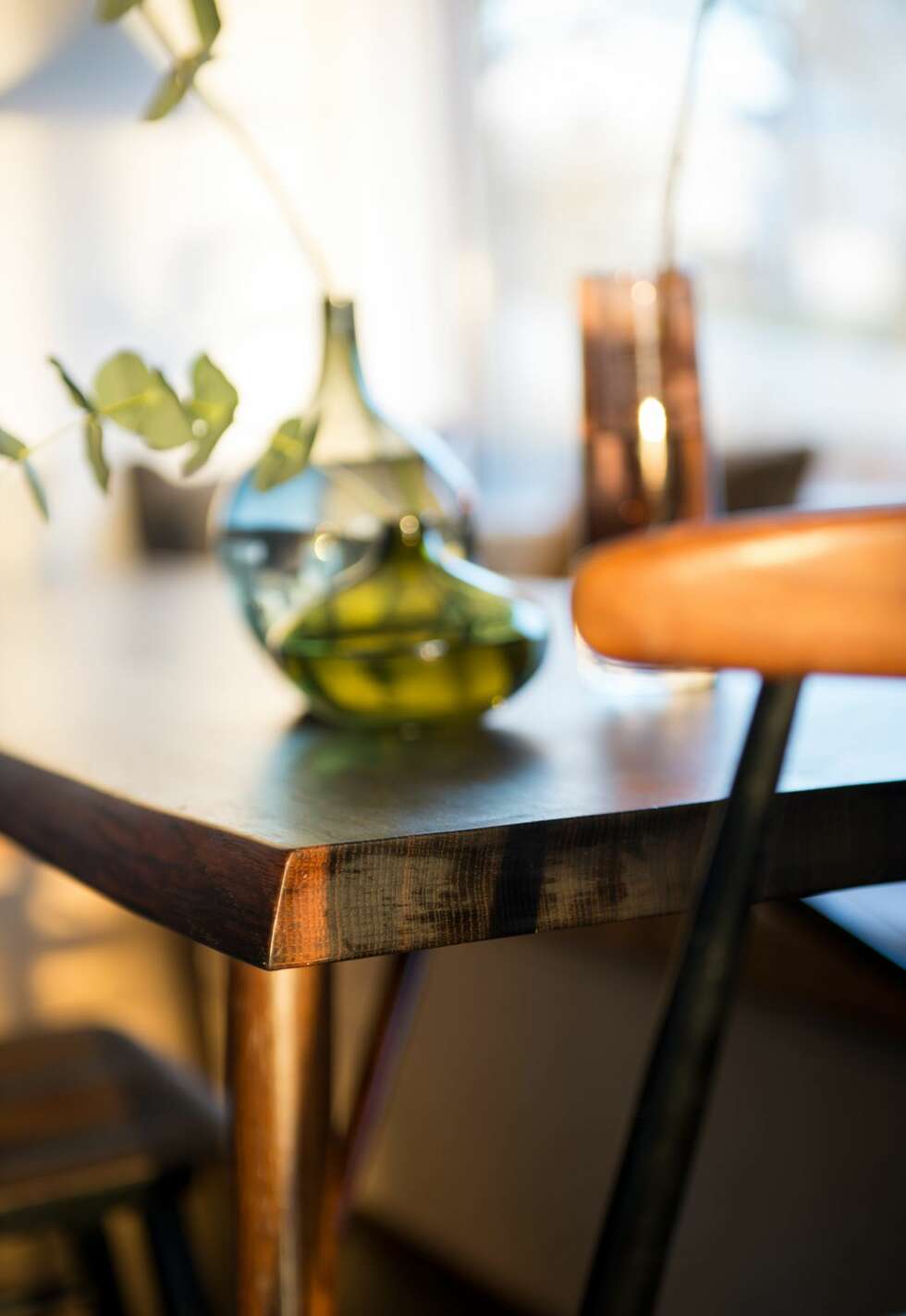SOLID: Langbordet fra Koch Snedkeri består av én, eneste stor planke av røyket eik. Styling: Juni Hjartholm. SOLID: Langbordet fra Koch Snedkeri består av én, eneste stor planke av røyket eik. Styling: Juni Hjartholm.