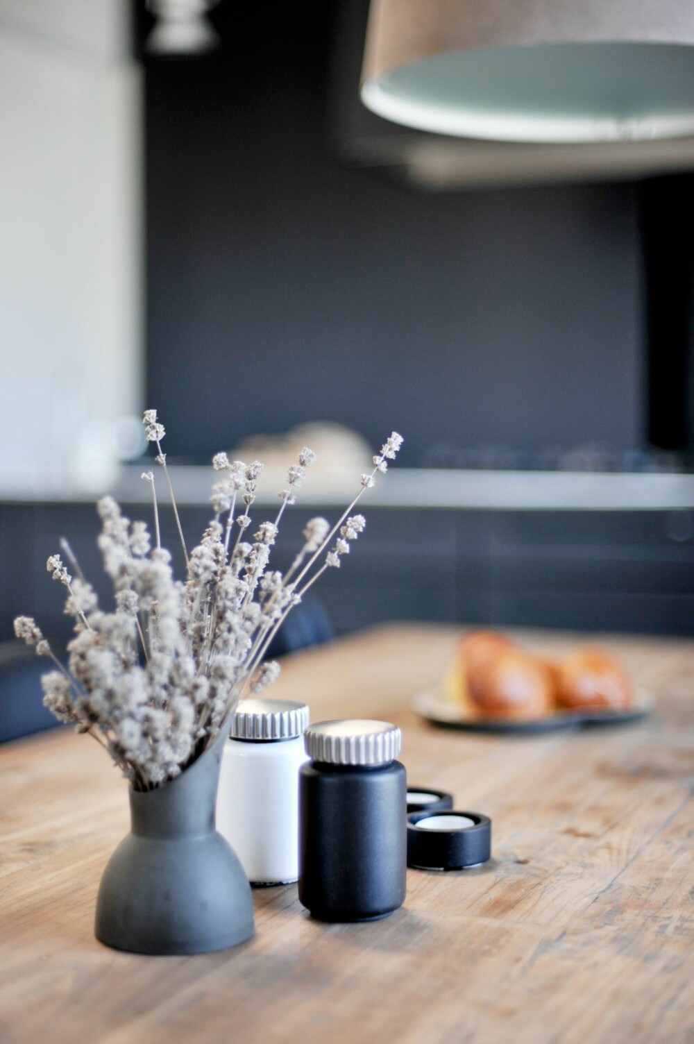 DETALJNIVÅ: Salt- og pepperkvernen er fra Vipp, det samme er melkemuggen, som her har fått jobb som vase. DETALJNIVÅ: Salt- og pepperkvernen er fra Vipp, det samme er melkemuggen, som her har fått jobb som vase.