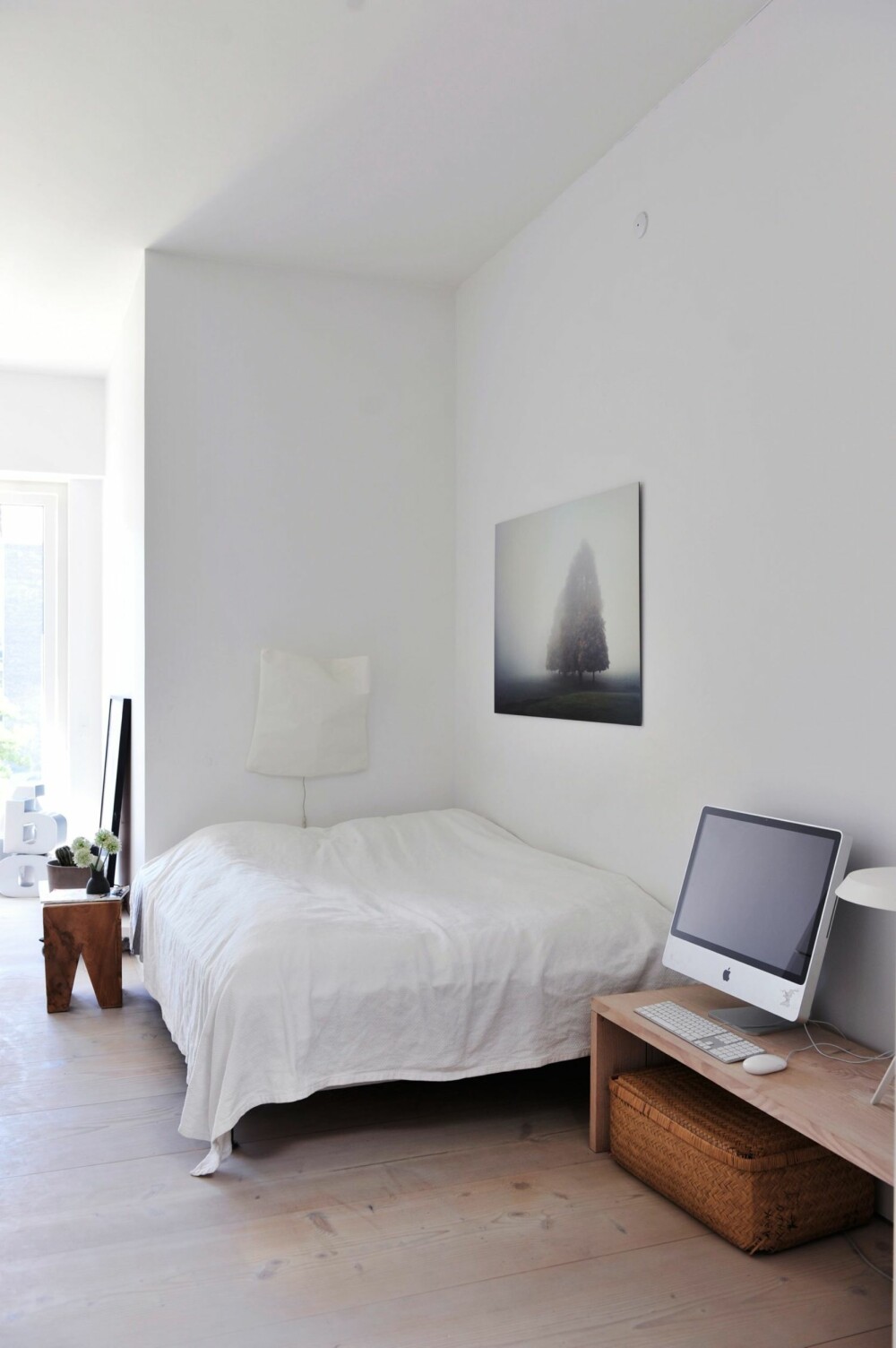 MINIMALISTISK: Foreldresoverommet er innredet med rammemadrass og en enkel benk. Over sengen henger et fotografi av Kristine Funch. MINIMALISTISK: Foreldresoverommet er innredet med rammemadrass og en enkel benk. Over sengen henger et fotografi av Kristine Funch.