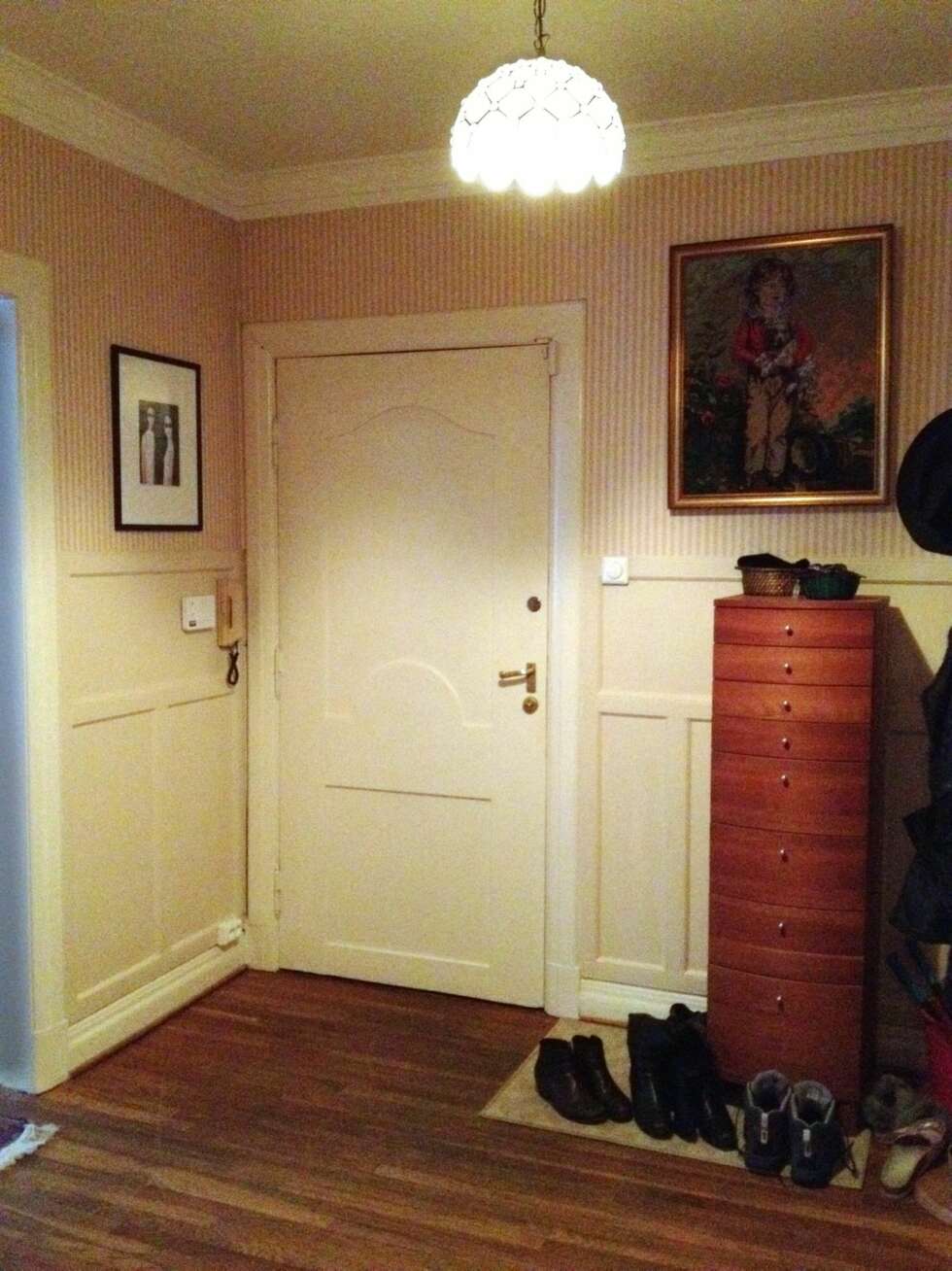 FOR MANGE FOKUSPUNKTER: Panel var i god stand, men gangen fungerte ikke verken visuelt eller praktisk. Takhøyden er rundt 2,70 meter. Utgangsdøren er verneverdig, og alle i bygården har lik farge på sin dør utvendig. Men innvendig kan den endres uten problemer. FOR MANGE FOKUSPUNKTER: Panel var i god stand, men gangen fungerte ikke verken visuelt eller praktisk. Takhøyden er rundt 2,70 meter. Utgangsdøren er verneverdig, og alle i bygården har lik farge på sin dør utvendig. Men innvendig kan den endres uten problemer.