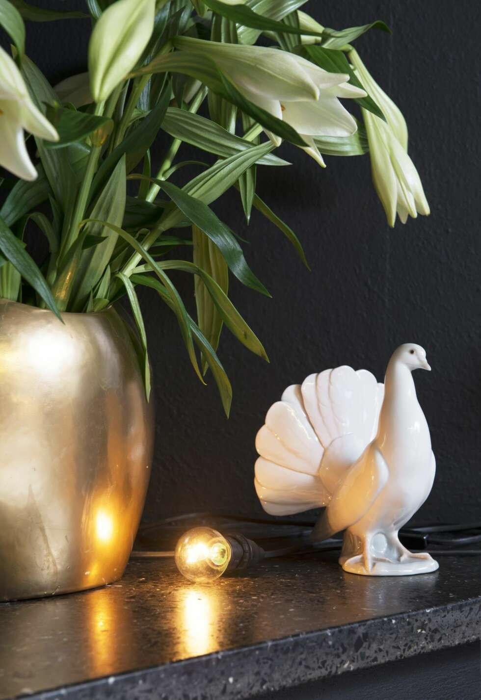 FRISKHET: Kaminen kan brukes, men i praksis er det så varmt i leiligheten at den kun brukes som et dekorelement. En markant vase med friske blomster setter prikken over i-en. Fuglen i porselen er
et spansk arvestykke fra Annes familie. Lampen er kjøpt på Clas Ohlson, pæren er dimmet ned. FRISKHET: Kaminen kan brukes, men i praksis er det så varmt i leiligheten at den kun brukes som et dekorelement. En markant vase med friske blomster setter prikken over i-en. Fuglen i porselen er
et spansk arvestykke fra Annes familie. Lampen er kjøpt på Clas Ohlson, pæren er dimmet ned.