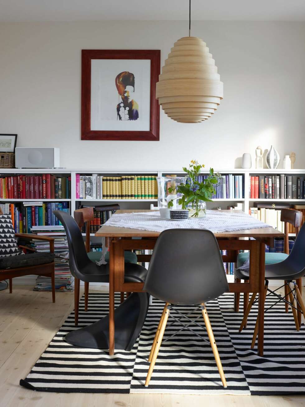 SLIK BLE DET: Bokhyllen Billy fra Ikea er forsterket med mdf-plater og lister. Hyllene er fylt til randen. Midtpunktet i rommet, den vepsebolaktige lampen i bambus, Uchin, er fra nederlandske Ay illuminate. Bildet på veggen er fra wonderwall.se. Gulvet er i heltre furu, behandlet med hvit, matt lakk. SLIK BLE DET: Bokhyllen Billy fra Ikea er forsterket med mdf-plater og lister. Hyllene er fylt til randen. Midtpunktet i rommet, den vepsebolaktige lampen i bambus, Uchin, er fra nederlandske Ay illuminate. Bildet på veggen er fra wonderwall.se. Gulvet er i heltre furu, behandlet med hvit, matt lakk.