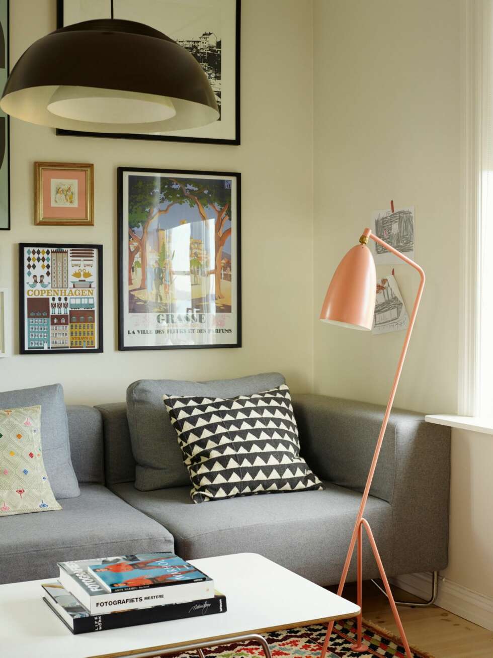 GODE MINNER: Copenhagen-plakaten fra Ferm Living vekker minner fra de årene Elizabeth studerte i byen. Puten er kjøpt i livsstilsbutikken
Artelleriet i Göteborg. Stålampen er en Gubi Gräshoppa, design Greta M. Grossman i 1947, og taklampen er en vintage AJ Pendel fra 1958, design Arne Jacobsen i 1958. GODE MINNER: Copenhagen-plakaten fra Ferm Living vekker minner fra de årene Elizabeth studerte i byen. Puten er kjøpt i livsstilsbutikken
Artelleriet i Göteborg. Stålampen er en Gubi Gräshoppa, design Greta M. Grossman i 1947, og taklampen er en vintage AJ Pendel fra 1958, design Arne Jacobsen i 1958.