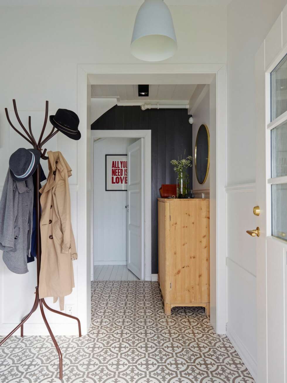 IØYNEFALLENDE GULV: Det første du legger merke til når du kommer inn i huset, er de grå og hvite sementflisene fra Far-far. De er med på å bygge opp under den klassiske stemningen i boligen. Stumtjeneren og skapet er arvegods, mens Caravaggio-lampen fra Lightyears er kjøpt hos Illums i Oslo. IØYNEFALLENDE GULV: Det første du legger merke til når du kommer inn i huset, er de grå og hvite sementflisene fra Far-far. De er med på å bygge opp under den klassiske stemningen i boligen. Stumtjeneren og skapet er arvegods, mens Caravaggio-lampen fra Lightyears er kjøpt hos Illums i Oslo.