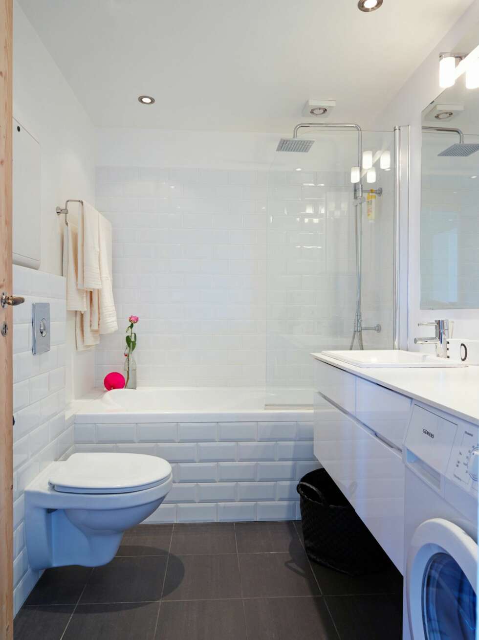 MONOKROMT: Badet er klassisk og enkelt, i svart og hvitt. Innredning fra Kvik. MONOKROMT: Badet er klassisk og enkelt, i svart og hvitt. Innredning fra Kvik.