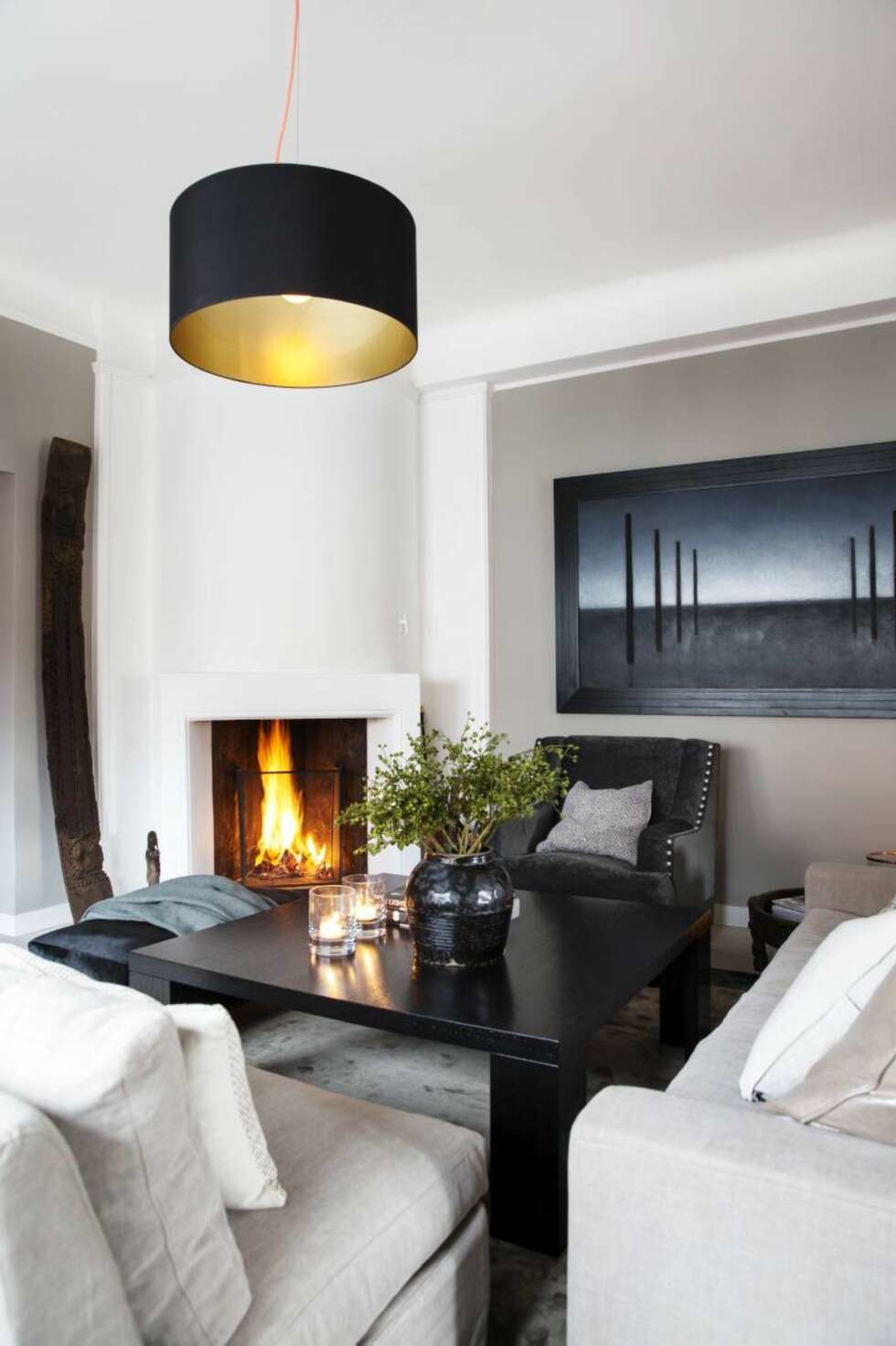 Loungestemning. Stuen er ikke stor, så for å få en loungefølelse valgte Laila lyse farger og nette møbler. Veggen er malt med Jotun Lady 10342 Kalkgrå. Sofaen og den lyse stolen er fra Fogia, og den mørke stolen fra Larraga/Mondo Interiør, har Laila fått trukket om og tilført nagler som dekor. Bordet er Lailas eget design, og lampen er fra Design By Us. Bildet på veggen er av Christopher Rådlund. Loungestemning. Stuen er ikke stor, så for å få en loungefølelse valgte Laila lyse farger og nette møbler. Veggen er malt med Jotun Lady 10342 Kalkgrå. Sofaen og den lyse stolen er fra Fogia, og den mørke stolen fra Larraga/Mondo Interiør, har Laila fått trukket om og tilført nagler som dekor. Bordet er Lailas eget design, og lampen er fra Design By Us. Bildet på veggen er av Christopher Rådlund.