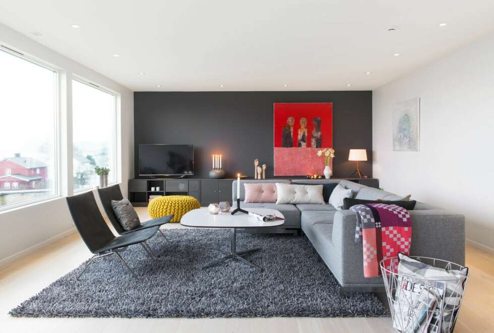 NY STUE: Sofa fra Erik Jørgensen, Montana reol i farge 36 coal, og stoler PK22 fra Fritz Hansen, design: Poul Kjærholm, fra Møbler & Miljø. Pute i stolen fra Missoni, BellasHus. På reolen: Globo lysestake fra Kähler og trehender fra Hay, begge fra OE Strande. Lampe Lumiere XXL fra Foscarini. Pledd og rosa og hvit pute i sofaen fra Hay. Svart lysestake på bordet fra Expo Nova. Telysholdere i metall fra Tom Dixon, Est Design. Gul puff fra Invit Interiør. Stort teppe, 2,5 x 2,8 m, fra Danskina. Rødt maleri av Mari Follinglo og blått maleri av Gørild Bruaset Bræin. NY STUE: Sofa fra Erik Jørgensen, Montana reol i farge 36 coal, og stoler PK22 fra Fritz Hansen, design: Poul Kjærholm, fra Møbler & Miljø. Pute i stolen fra Missoni, BellasHus. På reolen: Globo lysestake fra Kähler og trehender fra Hay, begge fra OE Strande. Lampe Lumiere XXL fra Foscarini. Pledd og rosa og hvit pute i sofaen fra Hay. Svart lysestake på bordet fra Expo Nova. Telysholdere i metall fra Tom Dixon, Est Design. Gul puff fra Invit Interiør. Stort teppe, 2,5 x 2,8 m, fra Danskina. Rødt maleri av Mari Follinglo og blått maleri av Gørild Bruaset Bræin.
