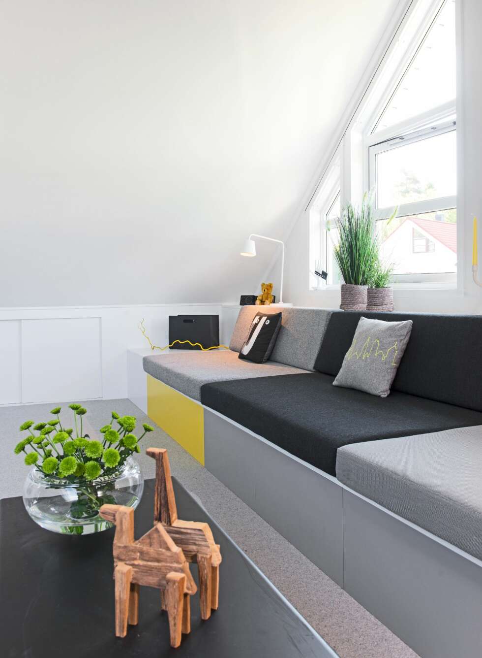 SPREKT FARGESPILL: Møbelsnekker James Bagshaw fra Woobii Design har bygget en praktisk innredning på mål etter tegninger
fra interiørarkitekten.
Sofabenken er litt streng i uttrykket, men friske farger og puter myker opp. (FOTO: Espen Grønli) SPREKT FARGESPILL: Møbelsnekker James Bagshaw fra Woobii Design har bygget en praktisk innredning på mål etter tegninger
fra interiørarkitekten.
Sofabenken er litt streng i uttrykket, men friske farger og puter myker opp. (FOTO: Espen Grønli)