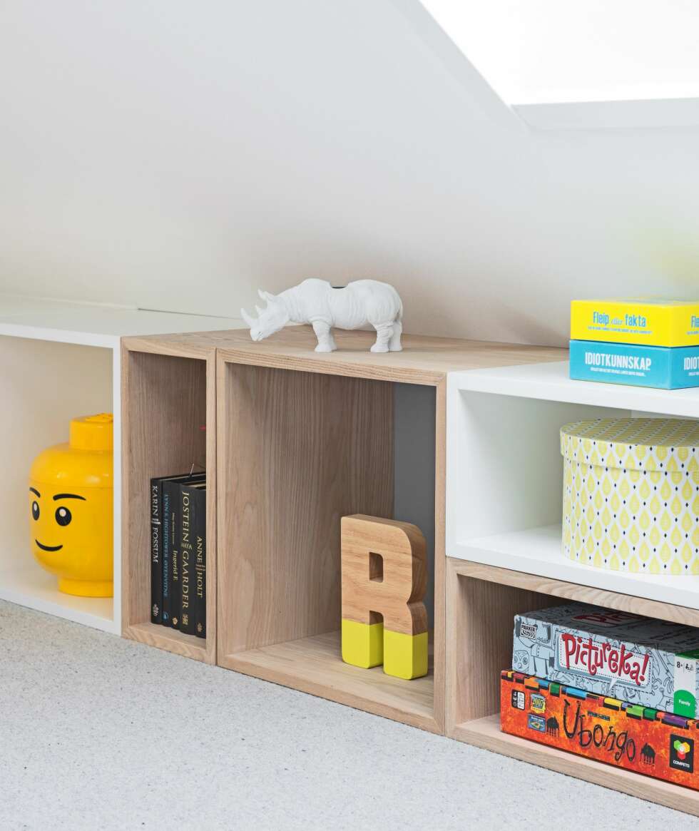 SAMMENSATTE HYLLER: Ulike moduler står i samme høyde langs veggen. Malte flater og tre er plassert sammen og skaper variasjon, fra Muuto. Neshornet er lysestake fra BoConcept. (FOTO: Espen Grønli) SAMMENSATTE HYLLER: Ulike moduler står i samme høyde langs veggen. Malte flater og tre er plassert sammen og skaper variasjon, fra Muuto. Neshornet er lysestake fra BoConcept. (FOTO: Espen Grønli)
