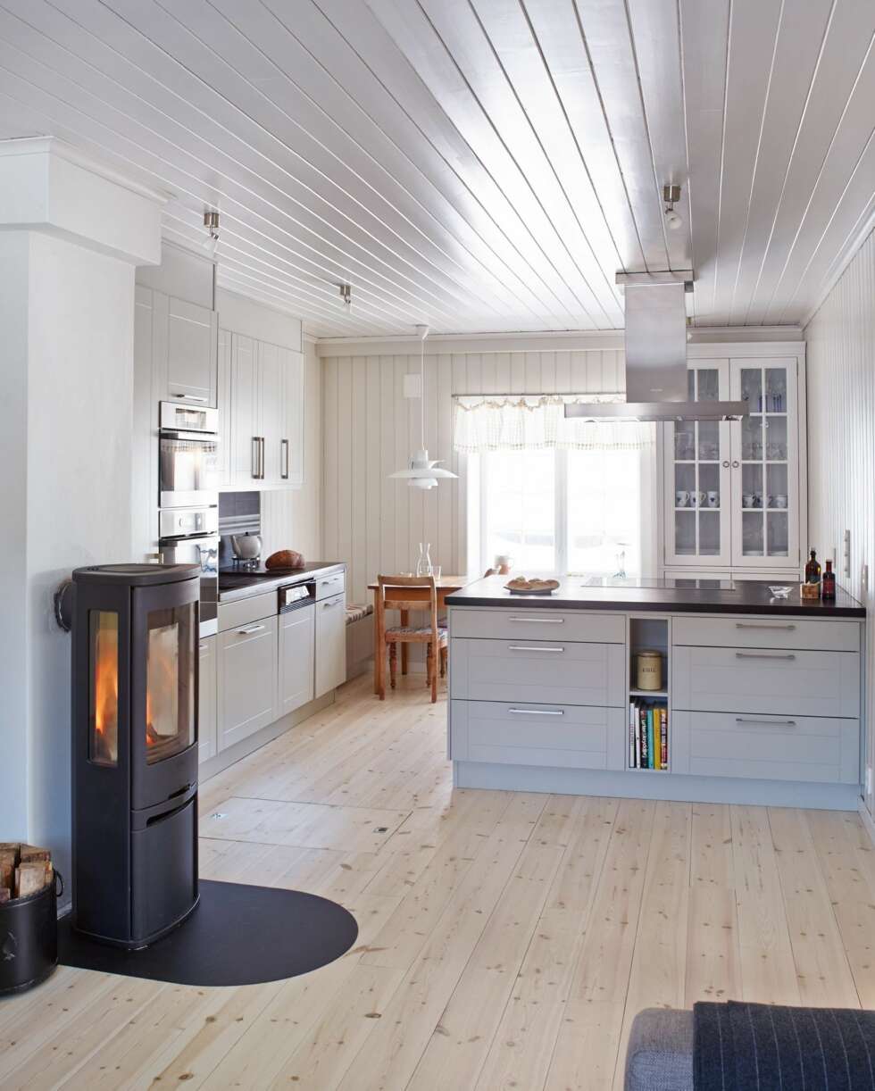 DRO KJØKKENET INN I STUEN: Det første man ser når man kommer inn i allrommet er ikke lenger en rotete kjøkkenbenk. Nå er det større gulvplass midt i rommet. Spisestue med langbord er i et tilstøtende rom. Når ventilatoren ikke er i bruk, kan den skyves opp for ikke å blokkere lysinnfallet. DRO KJØKKENET INN I STUEN: Det første man ser når man kommer inn i allrommet er ikke lenger en rotete kjøkkenbenk. Nå er det større gulvplass midt i rommet. Spisestue med langbord er i et tilstøtende rom. Når ventilatoren ikke er i bruk, kan den skyves opp for ikke å blokkere lysinnfallet.
