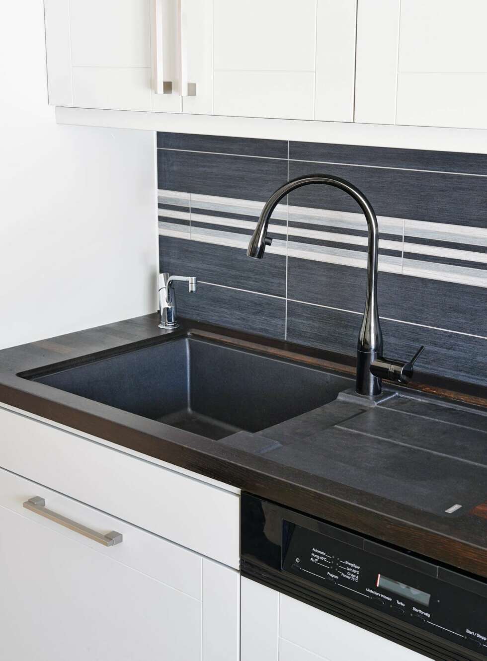 DIGER OG PRAKTISK: Kummen (Blanco Silgranit) er stor nok til å romme et stekebrett, og gjør slik rengjøringen mye enklere. DIGER OG PRAKTISK: Kummen (Blanco Silgranit) er stor nok til å romme et stekebrett, og gjør slik rengjøringen mye enklere.
