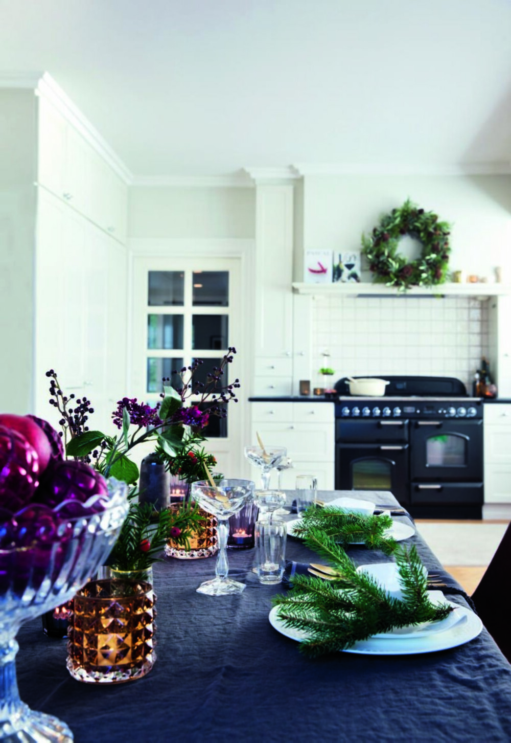 Jul på bordet. Thea synes et pent, dekket bord hører julen til, og hun liker å pynte med litt grønt. Duken, vasene og lyslyktene er fra Bolina, og julekulene er fra Shishi. Med et spisebord i juleskrud hilses høytiden varmt velkommen.
Styling: Tone Kroken. Jul på bordet. Thea synes et pent, dekket bord hører julen til, og hun liker å pynte med litt grønt. Duken, vasene og lyslyktene er fra Bolina, og julekulene er fra Shishi. Med et spisebord i juleskrud hilses høytiden varmt velkommen.
Styling: Tone Kroken.