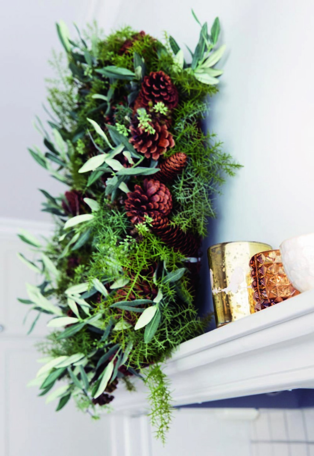 God på detaljer. På hyllen over komfyren troner en grønn og frisk krans som vitner om jul. Kransen er fra corneliashus.no. Styling: Tone Kroken. God på detaljer. På hyllen over komfyren troner en grønn og frisk krans som vitner om jul. Kransen er fra corneliashus.no. Styling: Tone Kroken.