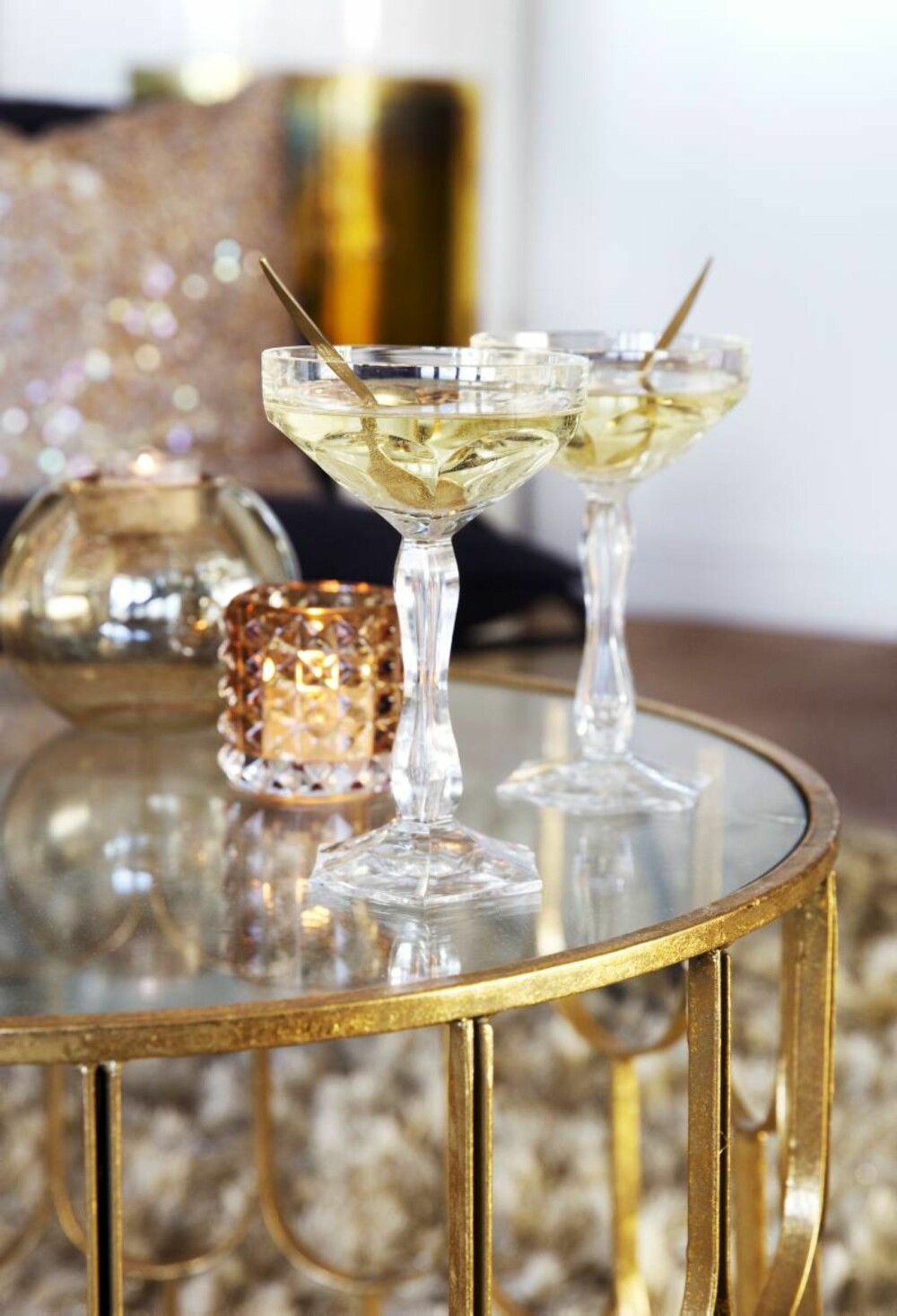 Affeksjonsverdi. De arvede champagneglassene i krystall settes frem til jul. Lyslykten er fra Bolina. Styling: Tone Kroken. Affeksjonsverdi. De arvede champagneglassene i krystall settes frem til jul. Lyslykten er fra Bolina. Styling: Tone Kroken.