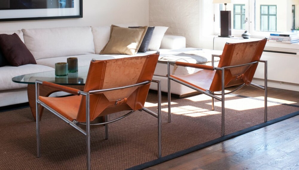 VELPLEIDE MØBLER: De to loungestolene SZ 02 ble designet av nederlandske Martin Visser i 1960 for Spectrum. De får månedlig behandling. Sofabordet i glass og ask er designet av Isamu
Noguchi. Fotografiet ved Hans- Jørgen Osnes er en abstraksjon av Tokyos bylandskap. VELPLEIDE MØBLER: De to loungestolene SZ 02 ble designet av nederlandske Martin Visser i 1960 for Spectrum. De får månedlig behandling. Sofabordet i glass og ask er designet av Isamu
Noguchi. Fotografiet ved Hans- Jørgen Osnes er en abstraksjon av Tokyos bylandskap.