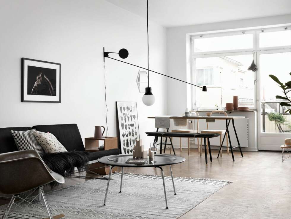 Stramt og monokromt. Enkle, stilfulle møbler med rene linjer både i sofakroken og ved det kombinerte spise- og arbeidsbordet. Stylisten har valgt ut produkter som i hovedsak skal appellere til en urban, voksen og singel person på boligjakt. Denne personen forventes å ha høyere utdannelse og en fast jobb med relativt god inntekt. Stramt og monokromt. Enkle, stilfulle møbler med rene linjer både i sofakroken og ved det kombinerte spise- og arbeidsbordet. Stylisten har valgt ut produkter som i hovedsak skal appellere til en urban, voksen og singel person på boligjakt. Denne personen forventes å ha høyere utdannelse og en fast jobb med relativt god inntekt.