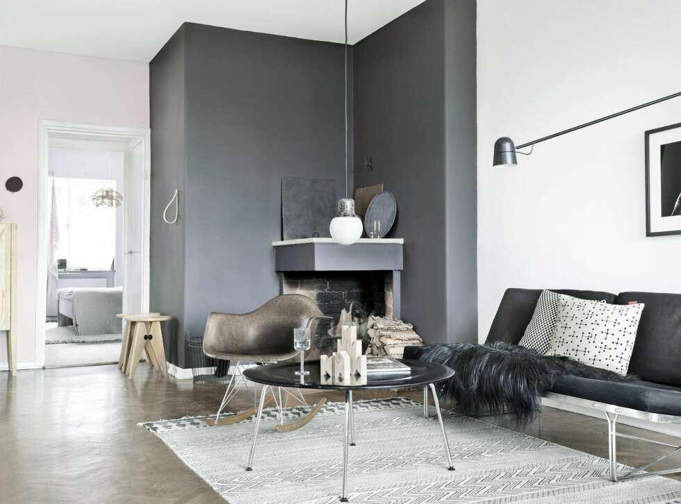Målrettet styling. Den mørke fargen rundt peisen, skaper et stemningsfullt hjørne i denne stuen. Den forsiktige fargepaletten blir lun når det tilføres naturmaterialer med tekstur, som vedkubber og skinn.
Målrettet styling. Den mørke fargen rundt peisen, skaper et stemningsfullt hjørne i denne stuen. Den forsiktige fargepaletten blir lun når det tilføres naturmaterialer med tekstur, som vedkubber og skinn.