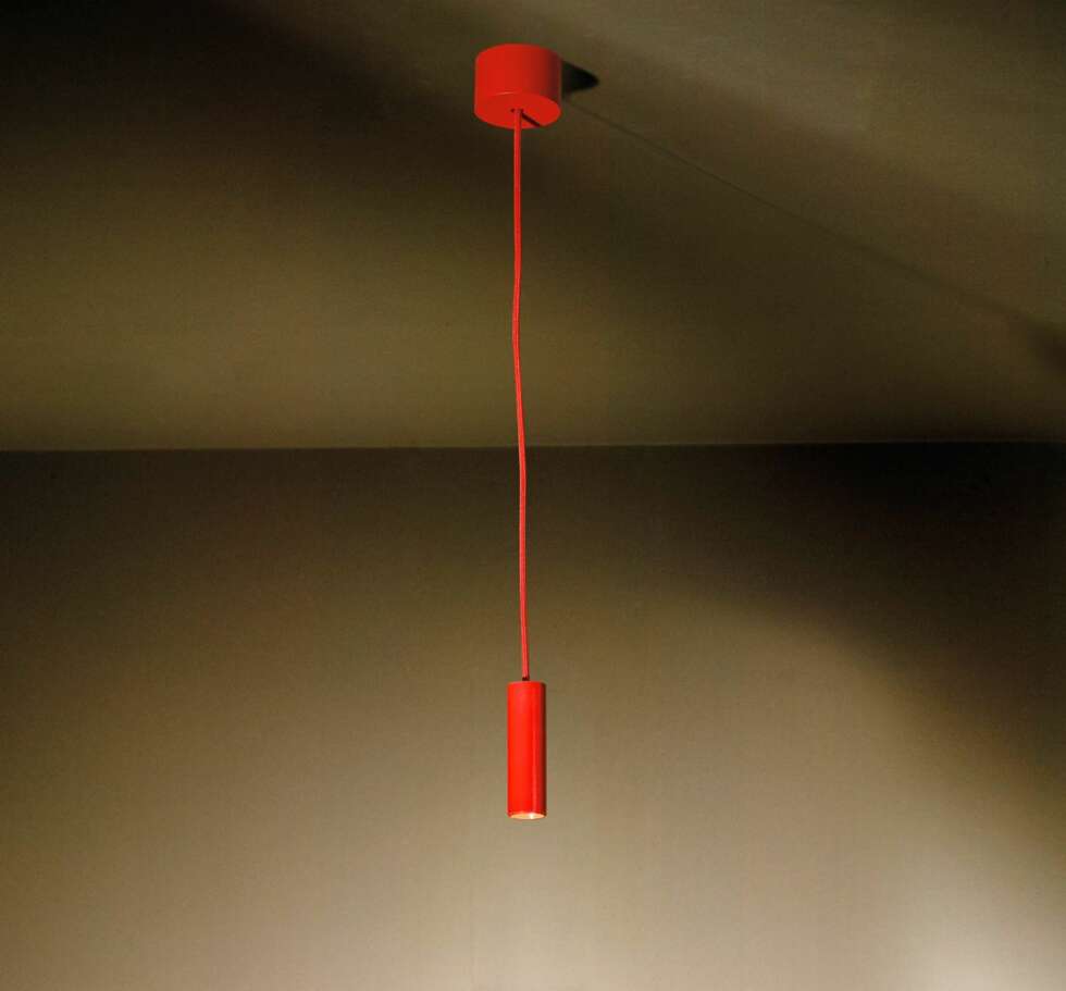 SMART SAK: Med led-teknologi kan lyskildene lages mindre, uten at lysstyrken blir svakere. Pendelen Nobel CI Red fra belgiske Tals Small Collection måler bare 3 cm i diameter, men lyser like sterkt som
en 40 watts glødepære. Strømforbruket er imidlertid nede i 4 watt, og levetiden er satt til 50 000 timer, kr 1550, smlys.no. SMART SAK: Med led-teknologi kan lyskildene lages mindre, uten at lysstyrken blir svakere. Pendelen Nobel CI Red fra belgiske Tals Small Collection måler bare 3 cm i diameter, men lyser like sterkt som
en 40 watts glødepære. Strømforbruket er imidlertid nede i 4 watt, og levetiden er satt til 50 000 timer, kr 1550, smlys.no.