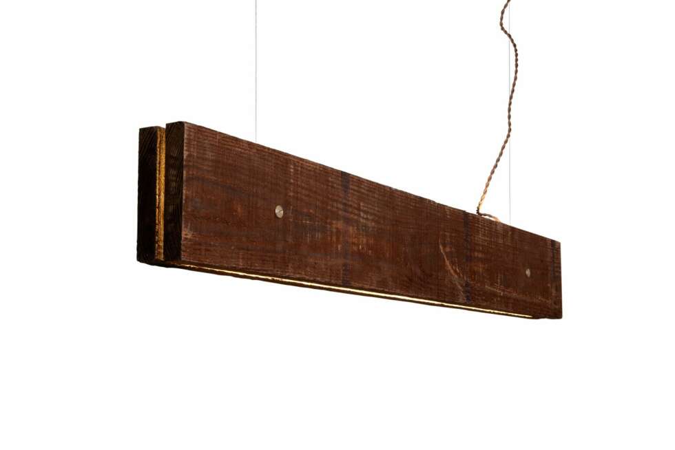 GÅ FOR PLANKEN: Lysskinnen Plank kombinerer det røffe og primitive med det høyteknologiske. Lampen er 120 cm lang, og derfor like egnet til å henge over et spisebord som over kjøkkenbenken. Led-diodene har en total lysstyrke på hele 2484 lumen, og kan dimmes ved behov. Fås i lys poppel eller Kebony (impregnert furu), kr 4990, northernlighting.no. GÅ FOR PLANKEN: Lysskinnen Plank kombinerer det røffe og primitive med det høyteknologiske. Lampen er 120 cm lang, og derfor like egnet til å henge over et spisebord som over kjøkkenbenken. Led-diodene har en total lysstyrke på hele 2484 lumen, og kan dimmes ved behov. Fås i lys poppel eller Kebony (impregnert furu), kr 4990, northernlighting.no.