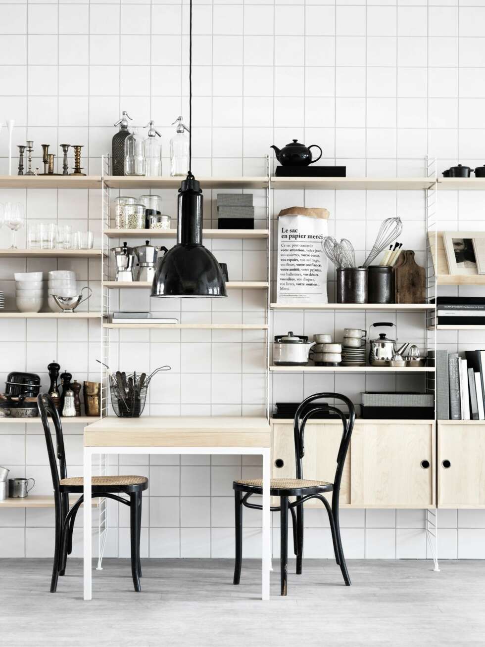 MER ENN BARE LYS: Lamper, særlig pendler, har et særlig potensial til virkelig å gi interiøret karakter. Bruk dem til å forsterke stilen, eller til å
kontrastere den. Med en raus metallpendel over kjøkkenbordet, er industristilen satt, også når lampen er skrudd av. Hyllesystemet er fra String, mens stolene er fra Thonet. MER ENN BARE LYS: Lamper, særlig pendler, har et særlig potensial til virkelig å gi interiøret karakter. Bruk dem til å forsterke stilen, eller til å
kontrastere den. Med en raus metallpendel over kjøkkenbordet, er industristilen satt, også når lampen er skrudd av. Hyllesystemet er fra String, mens stolene er fra Thonet.
