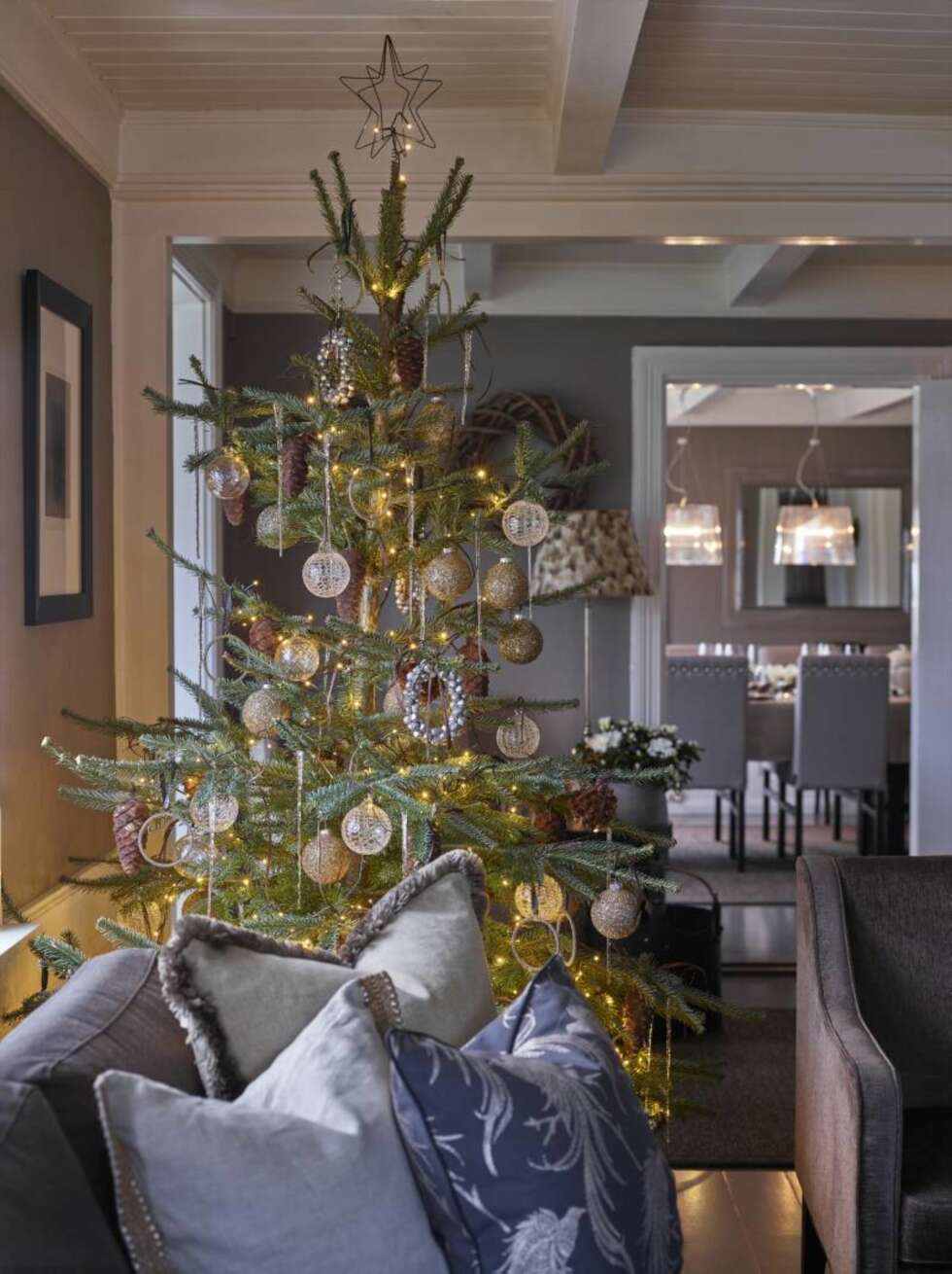 Dus desember. - Jeg blir så mettet av farger, mønstre og møbler gjennom jobben at jeg får lyst på en rolig base hjemme hos meg selv, sier Berit Vildalen. Dus desember. - Jeg blir så mettet av farger, mønstre og møbler gjennom jobben at jeg får lyst på en rolig base hjemme hos meg selv, sier Berit Vildalen.