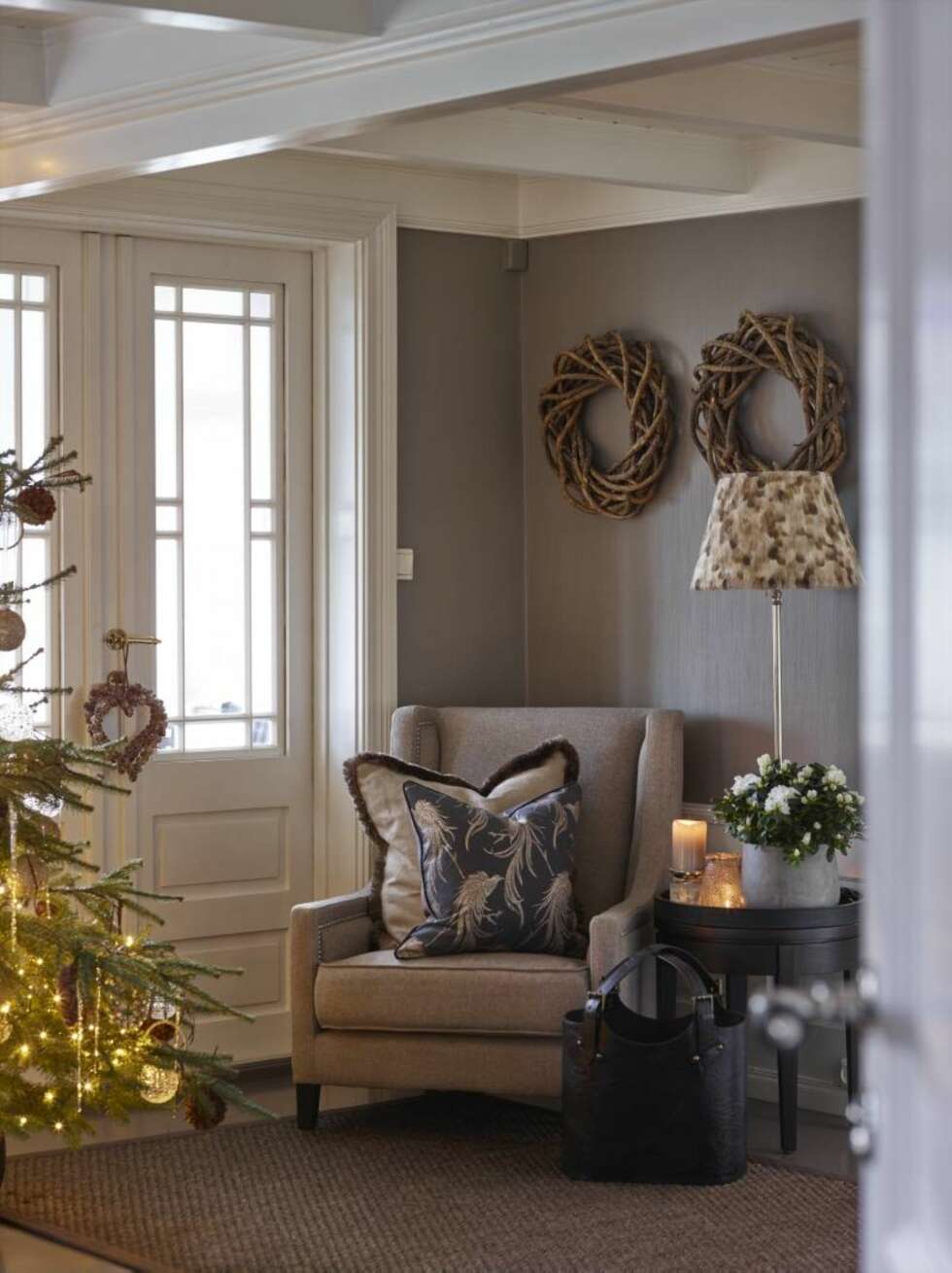 Inn med naturen. Palett i naturfarger, naturmaterialer i duse farger og pynt fra naturen skaper skjønn julestemning hos familien Vildalen. Inn med naturen. Palett i naturfarger, naturmaterialer i duse farger og pynt fra naturen skaper skjønn julestemning hos familien Vildalen.