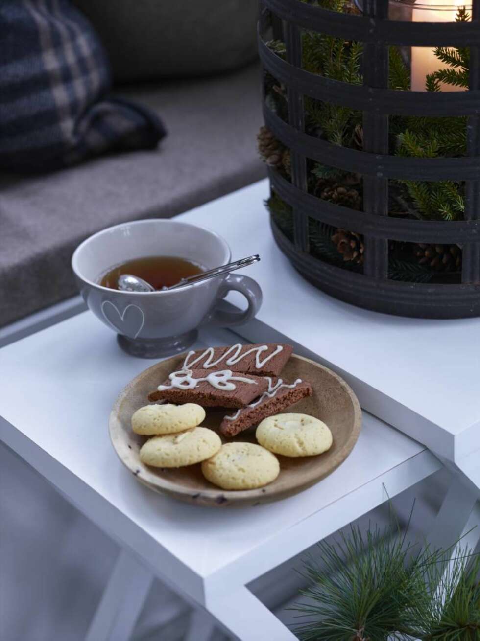 Festivitas. Juleverkstedene som starter den første helgen i desember. – Vi binder kranser, lager julekort, bruker tid på å lage fine pakker. Og så baker vi. Vi lager ikke syv slag, men må alltid ha krumkaker og min mormors sjokoladestenger, sier Berit til Bonytt. Festivitas. Juleverkstedene som starter den første helgen i desember. – Vi binder kranser, lager julekort, bruker tid på å lage fine pakker. Og så baker vi. Vi lager ikke syv slag, men må alltid ha krumkaker og min mormors sjokoladestenger, sier Berit til Bonytt.