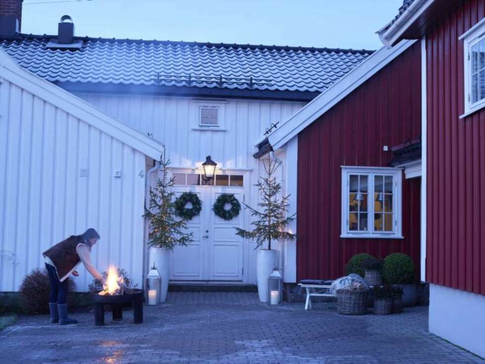 Trivelig tun. Det er nå ti år siden familien overtok huset fra 1700-tallet. Det røde huset til høyre i bildet er opprinnelig bryggerhuset. Nå er det innlemmet i boligen og inneholder blant annet TV-stue til barna og gjesterom. Trivelig tun. Det er nå ti år siden familien overtok huset fra 1700-tallet. Det røde huset til høyre i bildet er opprinnelig bryggerhuset. Nå er det innlemmet i boligen og inneholder blant annet TV-stue til barna og gjesterom.