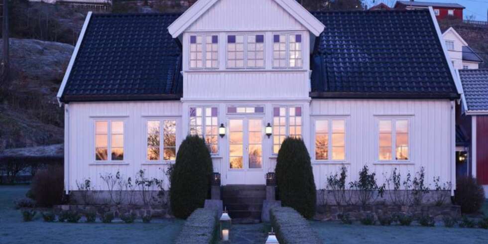 Stemningsfullt. Endelig er det jul igjen i boligen i Arendal. Utenfor er to store lykter tent, nå kan gjestene bare komme.
Stemningsfullt. Endelig er det jul igjen i boligen i Arendal. Utenfor er to store lykter tent, nå kan gjestene bare komme.