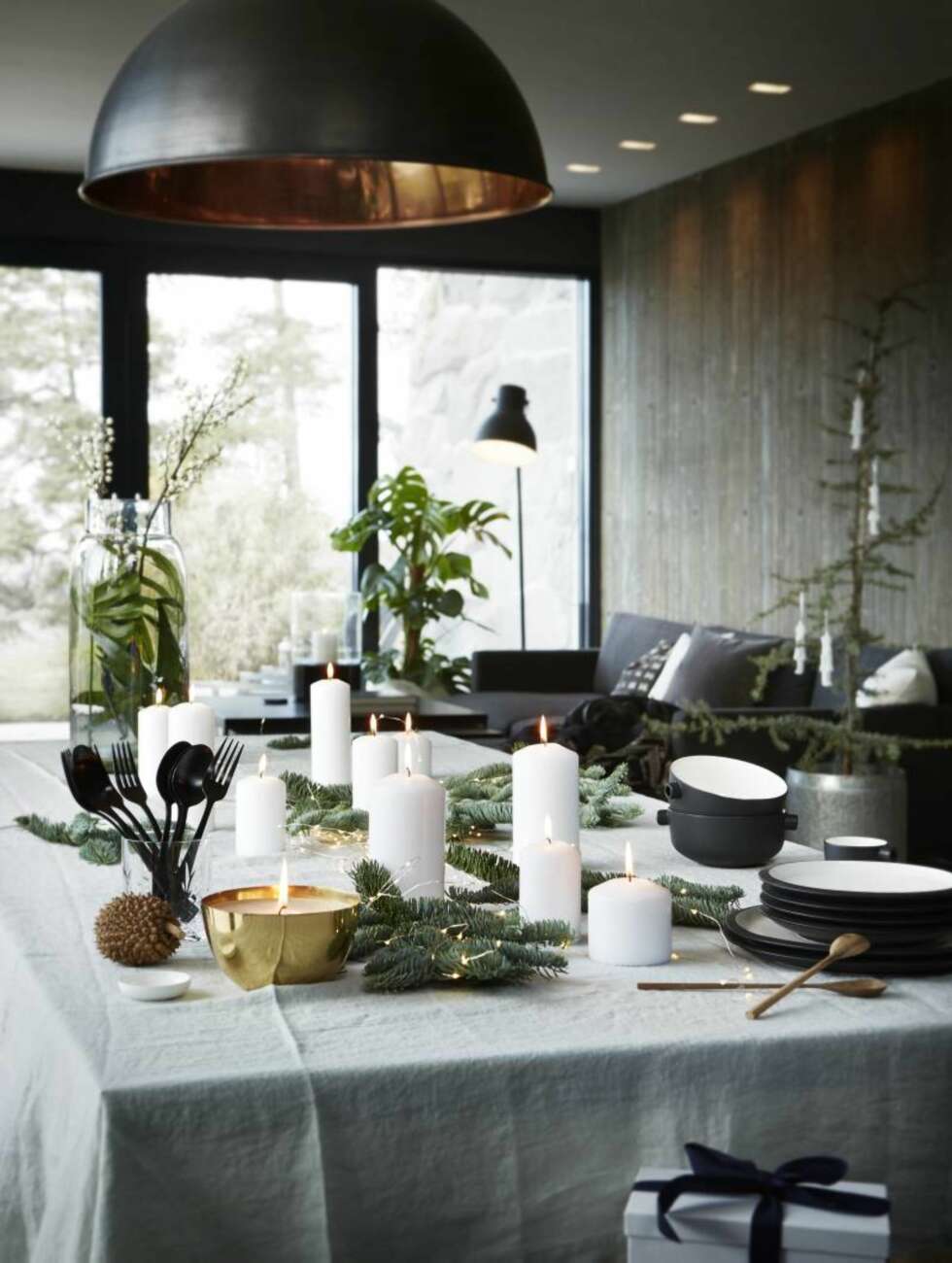 Lyslenke, kr 639, og lys i messingbolle, kr 139, begge fra Verket Interiør. Linduk, kr 1199, svart metall bestikk, kr 129 pr. del, og servise fra Serax med tallerken, kr 359, asjett, kr 249, bolle, kr 289 og liten kopp, kr 169, alt fra Bolina. Krus med hank, kr 59, og stor vase, kr 498, begge fra Country Chic. Styling: Birgitta Roald. Lyslenke, kr 639, og lys i messingbolle, kr 139, begge fra Verket Interiør. Linduk, kr 1199, svart metall bestikk, kr 129 pr. del, og servise fra Serax med tallerken, kr 359, asjett, kr 249, bolle, kr 289 og liten kopp, kr 169, alt fra Bolina. Krus med hank, kr 59, og stor vase, kr 498, begge fra Country Chic. Styling: Birgitta Roald.