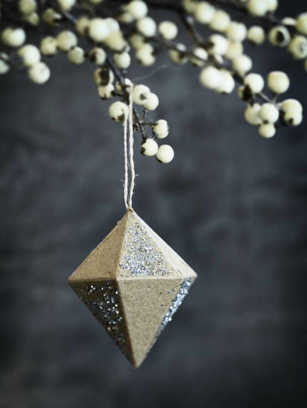 Her
er det brettet en diamant av materiale fra Panduro Hobby, deretter er det limt på glitter. Materiale til to diamanter, kr 392, Panduro Hobby.
Styling: Birgitta Roald. Her
er det brettet en diamant av materiale fra Panduro Hobby, deretter er det limt på glitter. Materiale til to diamanter, kr 392, Panduro Hobby.
Styling: Birgitta Roald.