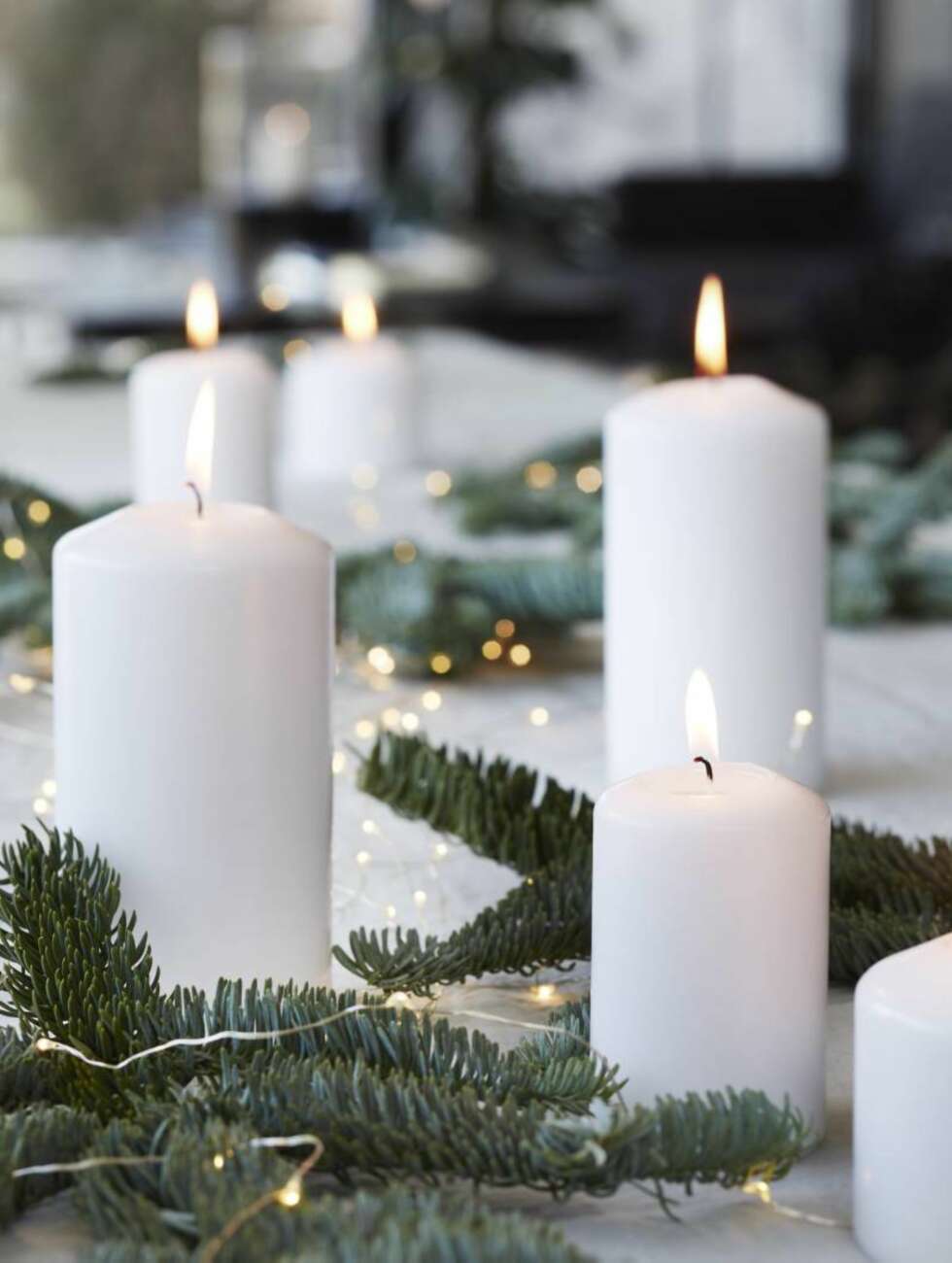 Det er lite som slår tente lys i mørketiden. Du kommer dessuten langt med stearinlys når du jakter på julestemningen. En lyslenke med små, delikate lys kombinert med hvite kubbelys i ulike høyder gir et rent og uhøytidelig utseende. Lenken kan også henges på veggen, i taket, de kan festes på møblene eller henges opp utendørs. Tynn lyslenke, kr 639, Verket Interiør, og kubbelys, kr 19 – 49, Ikea.
Styling: Birgitta Roald. Det er lite som slår tente lys i mørketiden. Du kommer dessuten langt med stearinlys når du jakter på julestemningen. En lyslenke med små, delikate lys kombinert med hvite kubbelys i ulike høyder gir et rent og uhøytidelig utseende. Lenken kan også henges på veggen, i taket, de kan festes på møblene eller henges opp utendørs. Tynn lyslenke, kr 639, Verket Interiør, og kubbelys, kr 19 – 49, Ikea.
Styling: Birgitta Roald.