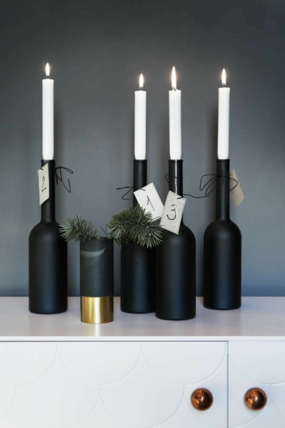 På disse flaskene har stylisten festet på merkelapper i trefiner med hyssing. Tallene er brent inn med svipenn. Penn får du blant
andre på Biltema og Clas Ohlson. Flaske, kr 59, Granit, svart spraymaling, kr 99, Panduro Hobby, og vase fra & Tradition, kr 1195, Eske. Merkelapp av tynn trefiner får du i hobbybutikker.
Styling: Birgitta Roald. På disse flaskene har stylisten festet på merkelapper i trefiner med hyssing. Tallene er brent inn med svipenn. Penn får du blant
andre på Biltema og Clas Ohlson. Flaske, kr 59, Granit, svart spraymaling, kr 99, Panduro Hobby, og vase fra & Tradition, kr 1195, Eske. Merkelapp av tynn trefiner får du i hobbybutikker.
Styling: Birgitta Roald.
