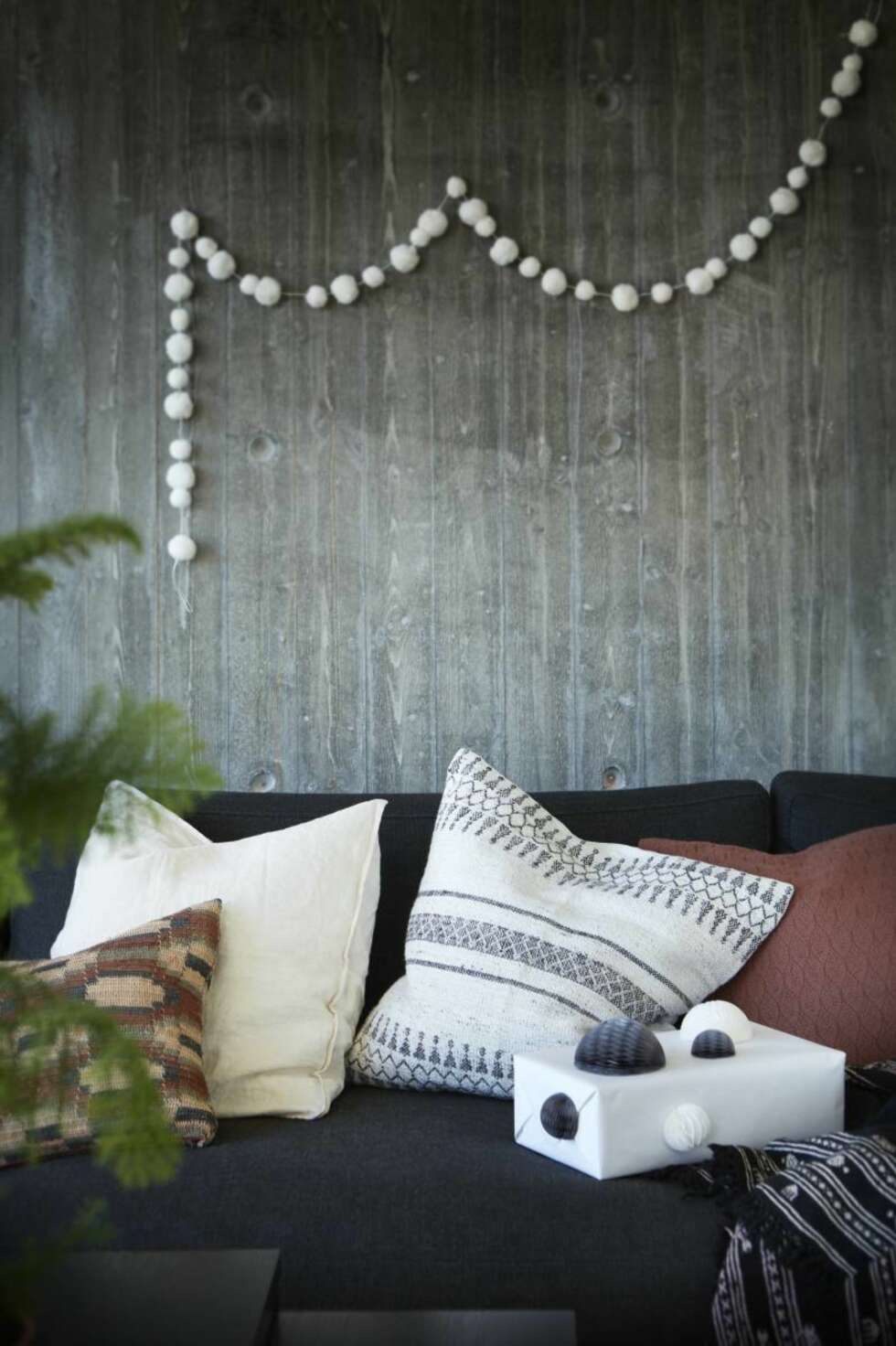 Pose med pomponger, kr 269, Bon Dep, vintagepute til venstre, kr 1499, linpute, kr 599, mønstret pute, House Doctor, kr 498, kasjmirpute, Aiayu, kr 1299, og gammelt, brodert pledd fra Marokko, kr 7000, alt fra Bolina. Styling: Birgitta Roald. Pose med pomponger, kr 269, Bon Dep, vintagepute til venstre, kr 1499, linpute, kr 599, mønstret pute, House Doctor, kr 498, kasjmirpute, Aiayu, kr 1299, og gammelt, brodert pledd fra Marokko, kr 7000, alt fra Bolina. Styling: Birgitta Roald.
