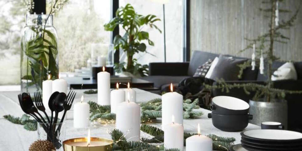 Du får en avslappet stemning ved å la gjestene selv forsyne seg av en stabel
med tallerkener, og bestikk fra et
glass. Kanskje er dette noe for en av julebrunsjene? Pynt med friske grener
av granbar og skap liv med en lyslen
ke på bordet. Styling: Birgitta Roald for Bonytt. Du får en avslappet stemning ved å la gjestene selv forsyne seg av en stabel
med tallerkener, og bestikk fra et
glass. Kanskje er dette noe for en av julebrunsjene? Pynt med friske grener
av granbar og skap liv med en lyslen
ke på bordet. Styling: Birgitta Roald for Bonytt.