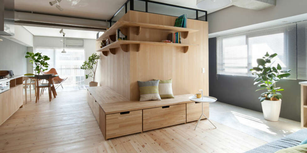 SKJULER SOVEROM: Arkitekten gjemte to soverom inne i denne smarte oppbevarings-klossen i den kompakte leiligheten. SKJULER SOVEROM: Arkitekten gjemte to soverom inne i denne smarte oppbevarings-klossen i den kompakte leiligheten.