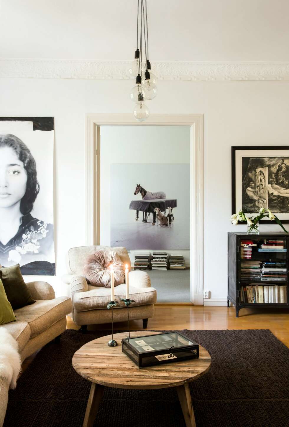 Stue på stue: Plasseringen av Steinar Christensens fotografi Steinway and Sons er plassert i den nederste stuen, som til daglig brukes som ungdomsrom. Bildet til venstre er ved Jeff Cowen, motivet til høyre er ved Joel-Peter Witkin. Sofa og lenestol fra Bohus, sofabord fra Palma. Bildet sto på trykk i reportasjen hjemme hos
gallerist Ellen-K. Willas, i Bonytt nummer 14-2013. Kopier denne linken inn i nettleseren din og last ned gratis: https://www.flickr.com/photos/131013074@N08/16378420321/ Stue på stue: Plasseringen av Steinar Christensens fotografi Steinway and Sons er plassert i den nederste stuen, som til daglig brukes som ungdomsrom. Bildet til venstre er ved Jeff Cowen, motivet til høyre er ved Joel-Peter Witkin. Sofa og lenestol fra Bohus, sofabord fra Palma. Bildet sto på trykk i reportasjen hjemme hos
gallerist Ellen-K. Willas, i Bonytt nummer 14-2013. Kopier denne linken inn i nettleseren din og last ned gratis: https://www.flickr.com/photos/131013074@N08/16378420321/