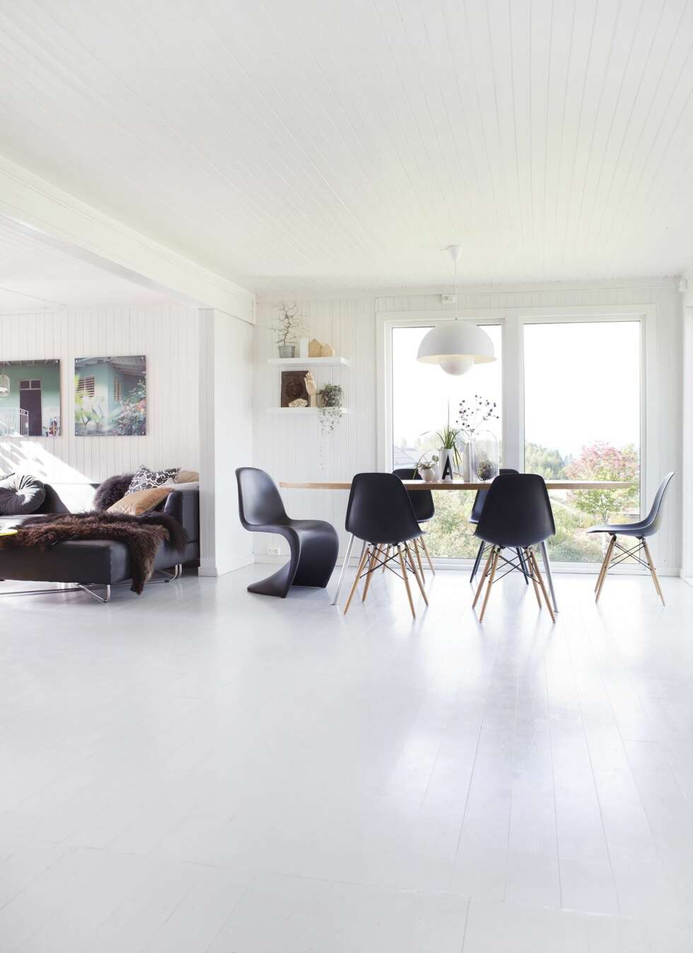 MYE LYS: De store vinduene slipper inn mengder med naturlig dagslys. Veggene er malt med Jotun Sense ren hvit, og gulvene er malt med Trestjerner Gulvmaling. Spisebordet er hjemmesnekret og har fått selskap av Eames-stoler samt S-stolen og lampen Flower Pot fra Verner Panton. Styling: Tone Kroken. MYE LYS: De store vinduene slipper inn mengder med naturlig dagslys. Veggene er malt med Jotun Sense ren hvit, og gulvene er malt med Trestjerner Gulvmaling. Spisebordet er hjemmesnekret og har fått selskap av Eames-stoler samt S-stolen og lampen Flower Pot fra Verner Panton. Styling: Tone Kroken.