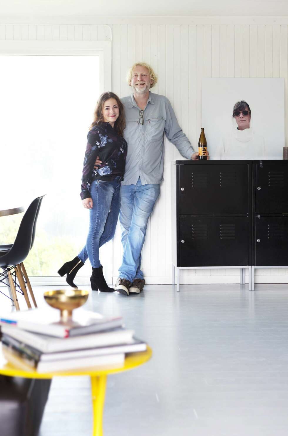 STOR EGENINNSATS: Janne Amalie Svit omtaler mannen Geir Olsen
som skikkelig handyman. Skjenken er fra Ikeas PS-kolleksjon, den er ikke i produksjon lenger. Det gule bordet som skimtes i hjørnet er fra JKE Levanger. Fotografiet er tatt av Merete Haseth og selges hos imagetroopers.com. Styling: Tone Kroken. STOR EGENINNSATS: Janne Amalie Svit omtaler mannen Geir Olsen
som skikkelig handyman. Skjenken er fra Ikeas PS-kolleksjon, den er ikke i produksjon lenger. Det gule bordet som skimtes i hjørnet er fra JKE Levanger. Fotografiet er tatt av Merete Haseth og selges hos imagetroopers.com. Styling: Tone Kroken.