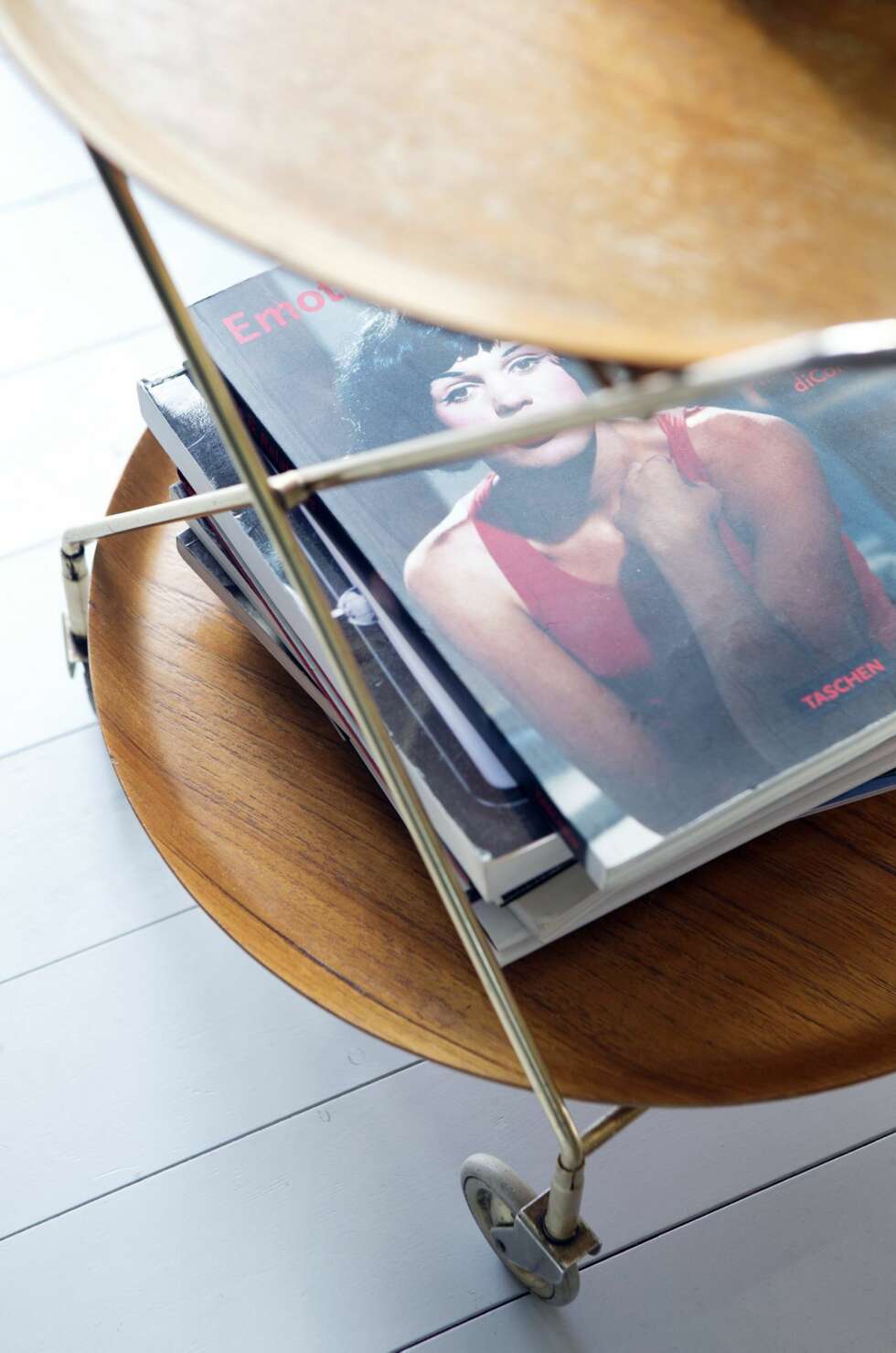 GIR KARAKTER: Trillebordet i teak er arvet, og matcher LP-platene som det musikkglade paret liker å ha lett tilgjengelige. Styling: Tone Kroken. GIR KARAKTER: Trillebordet i teak er arvet, og matcher LP-platene som det musikkglade paret liker å ha lett tilgjengelige. Styling: Tone Kroken.